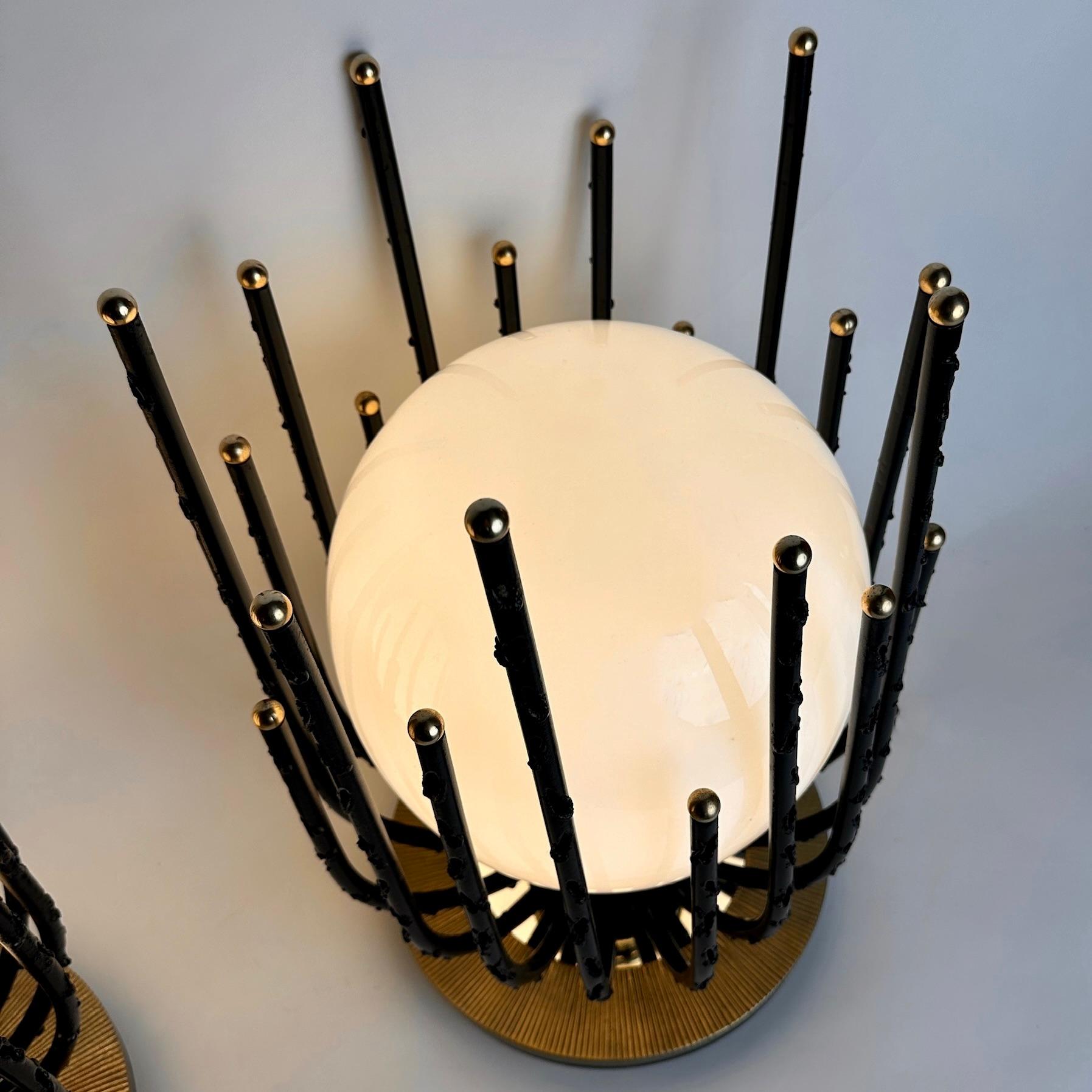 Paire de lampes de table brutalistes en fer noir, laiton et verre opalin de la fin du 20e siècle Bon état - En vente à Firenze, Tuscany