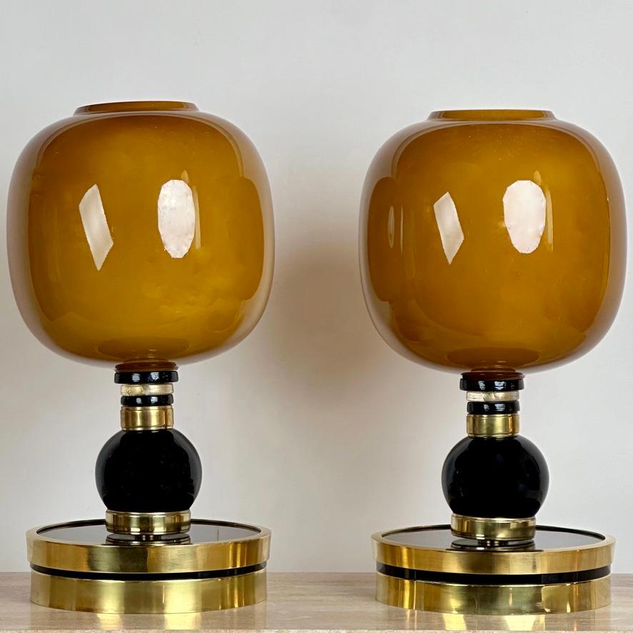 Moderne Paire de lampes de table en laiton, opaline noire et verre de Murano caramel de la fin du 20e siècle en vente