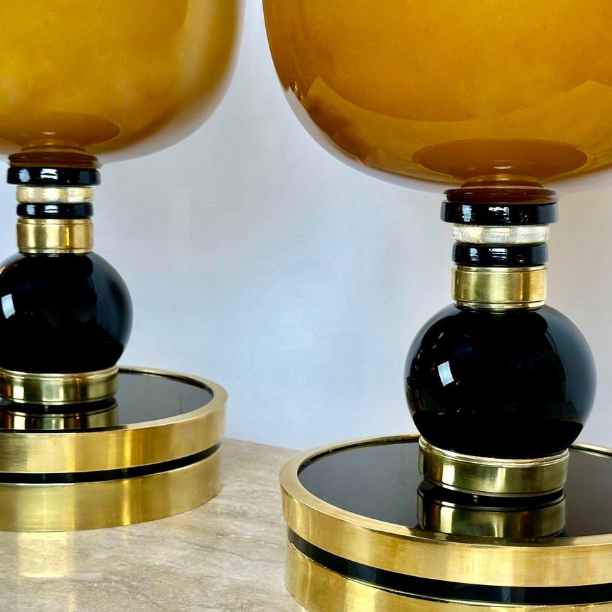 italien Paire de lampes de table en laiton, opaline noire et verre de Murano caramel de la fin du 20e siècle en vente