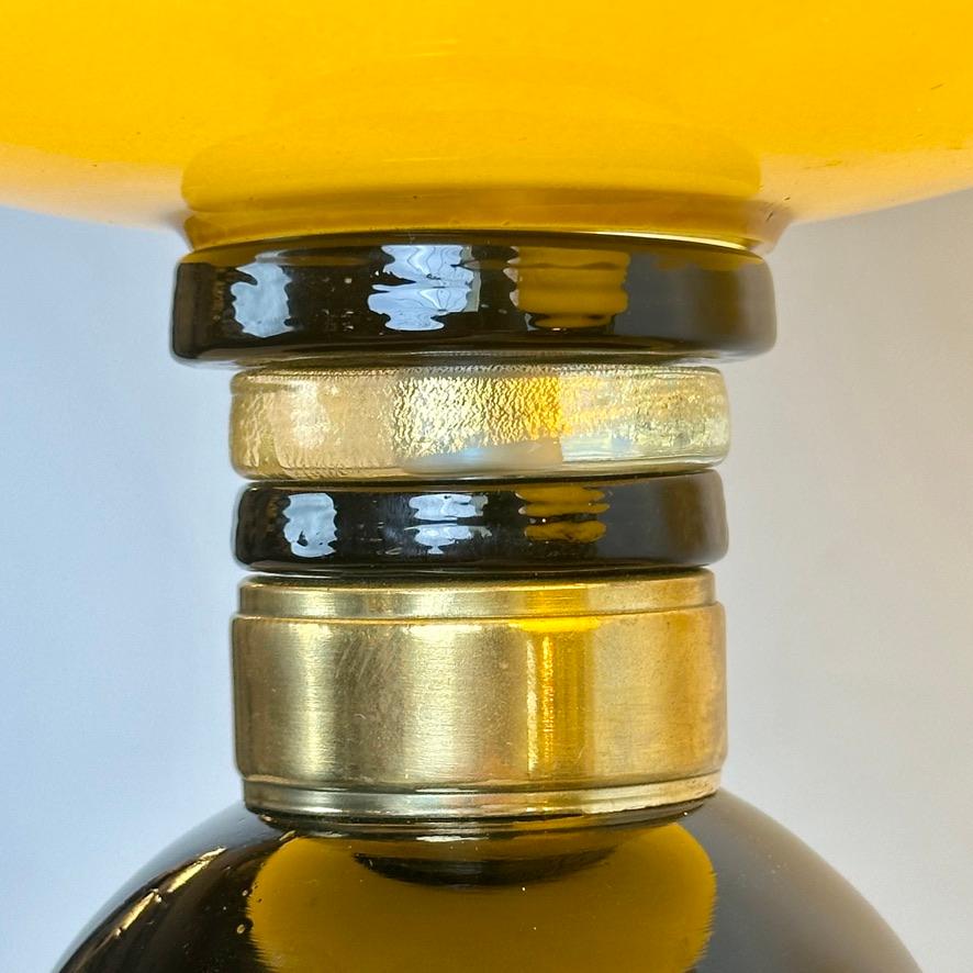 Paire de lampes de table en laiton, opaline noire et verre de Murano caramel de la fin du 20e siècle Bon état - En vente à Firenze, Tuscany