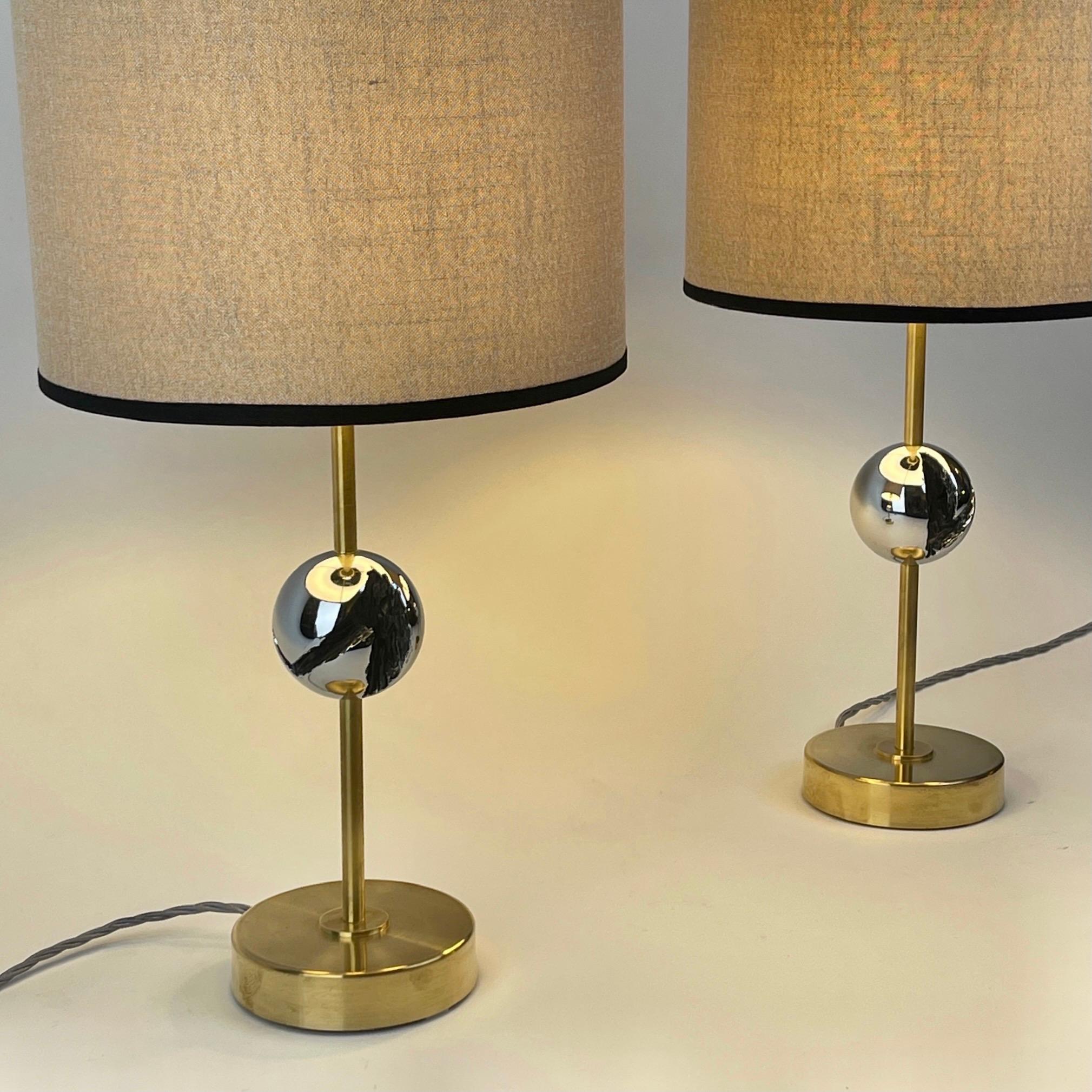 Late20th Century Pair of Italian Sculptural Nickel & Brass Table Lamps w/ Shades In Good Condition For Sale In Firenze, Tuscany