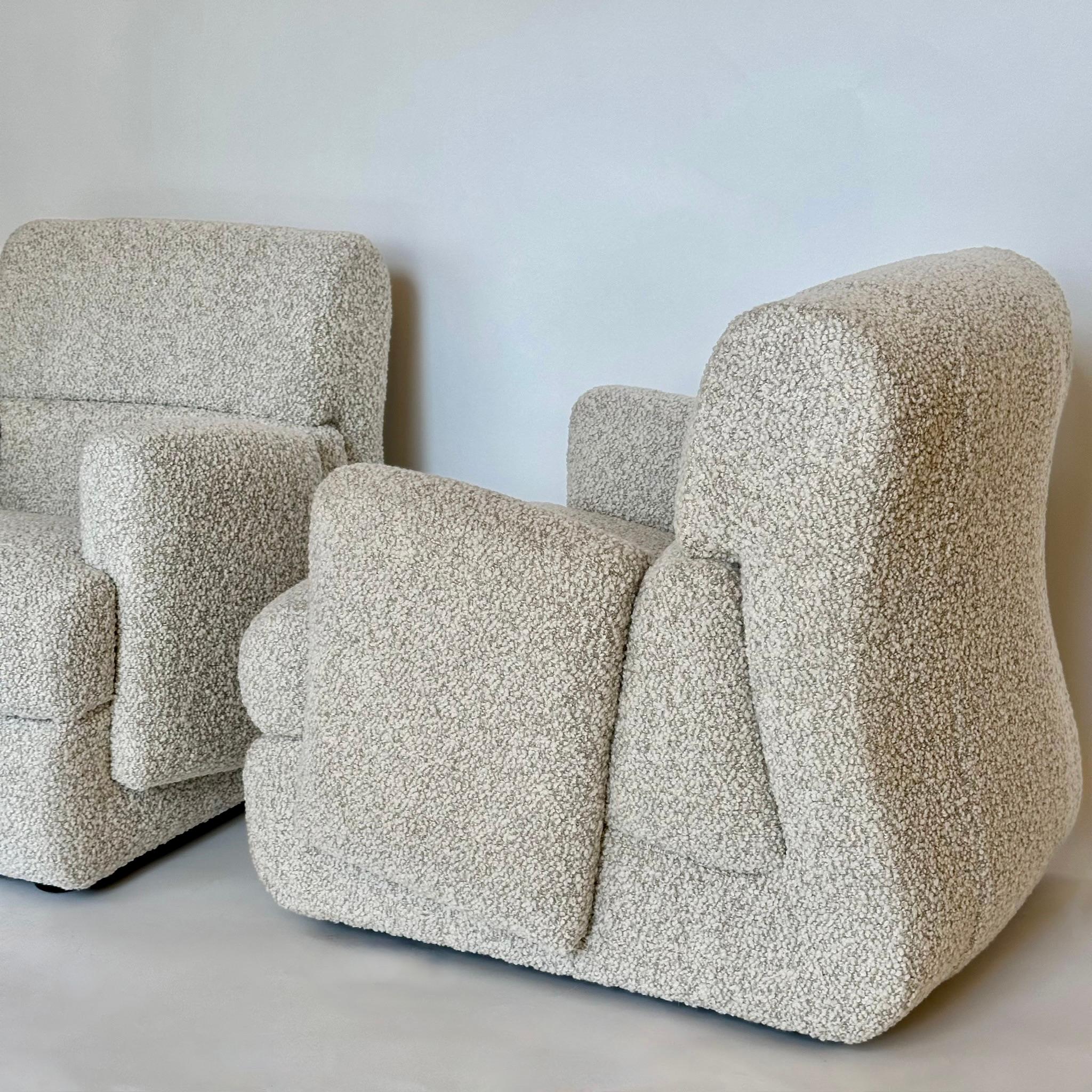 Questa coppia di rassicuranti e amorevoli poltrone di piccole dimensioni di produzione italiana è in ottime condizioni, coerentemente con l'età e l'uso, ed è stata appena rivestita con un nuovo tessuto boucle di lana beige di Pierre Frey. Sono