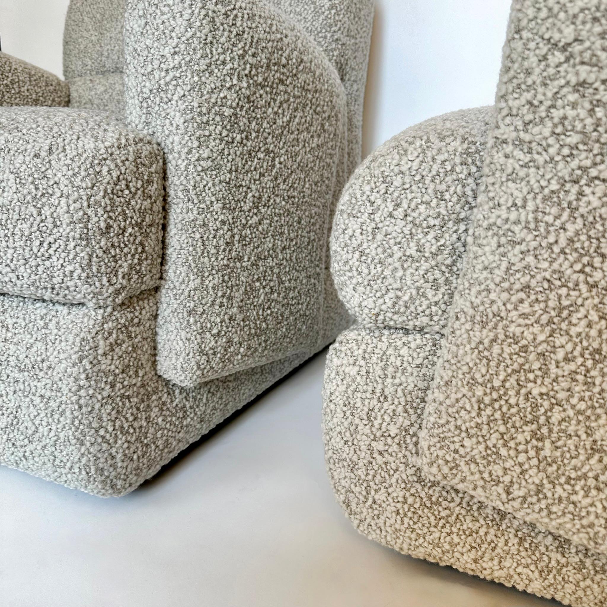 Moderno Coppia di poltrone imbottite in tessuto bouclé beige della fine del XX secolo in vendita
