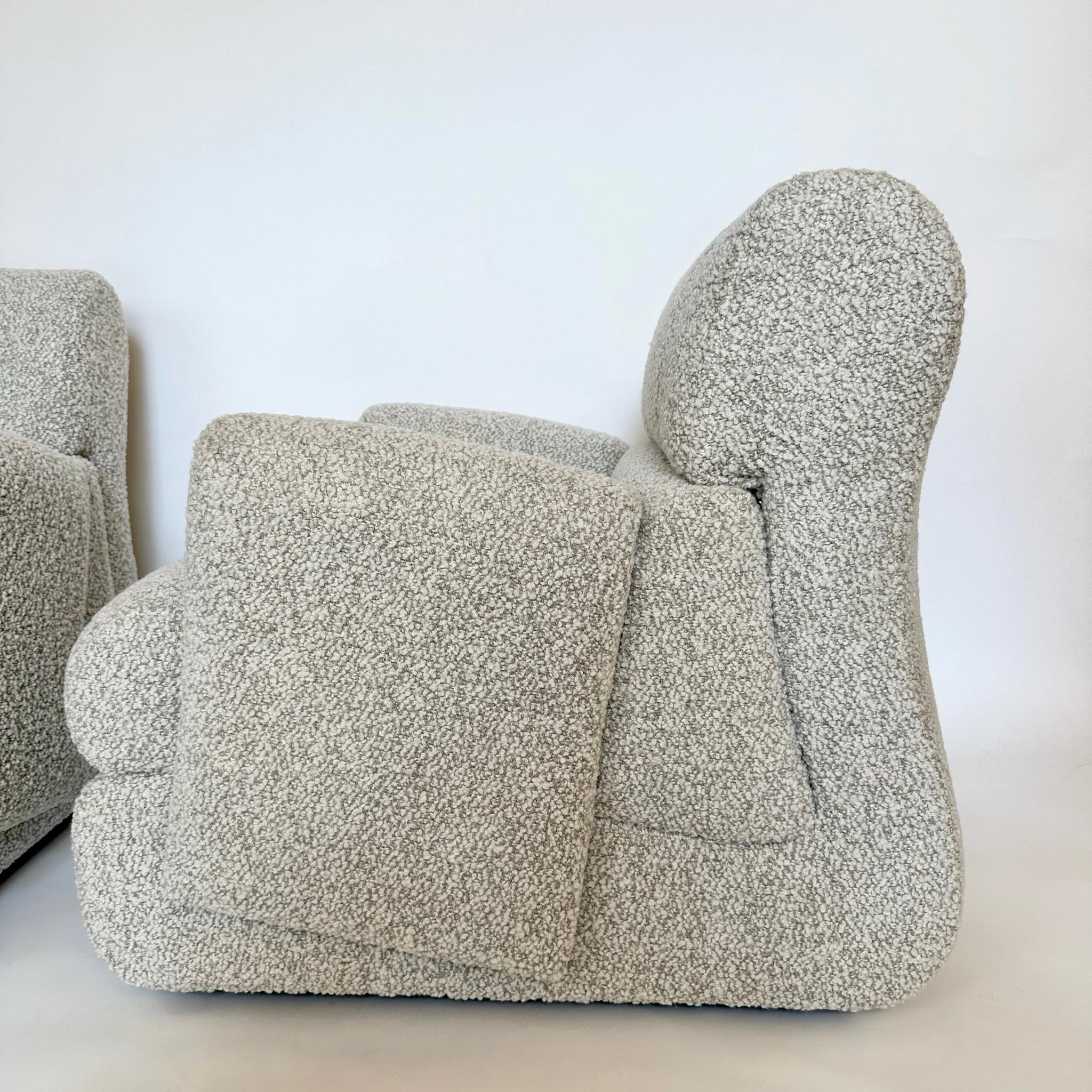 Italiano Coppia di poltrone imbottite in tessuto bouclé beige della fine del XX secolo in vendita