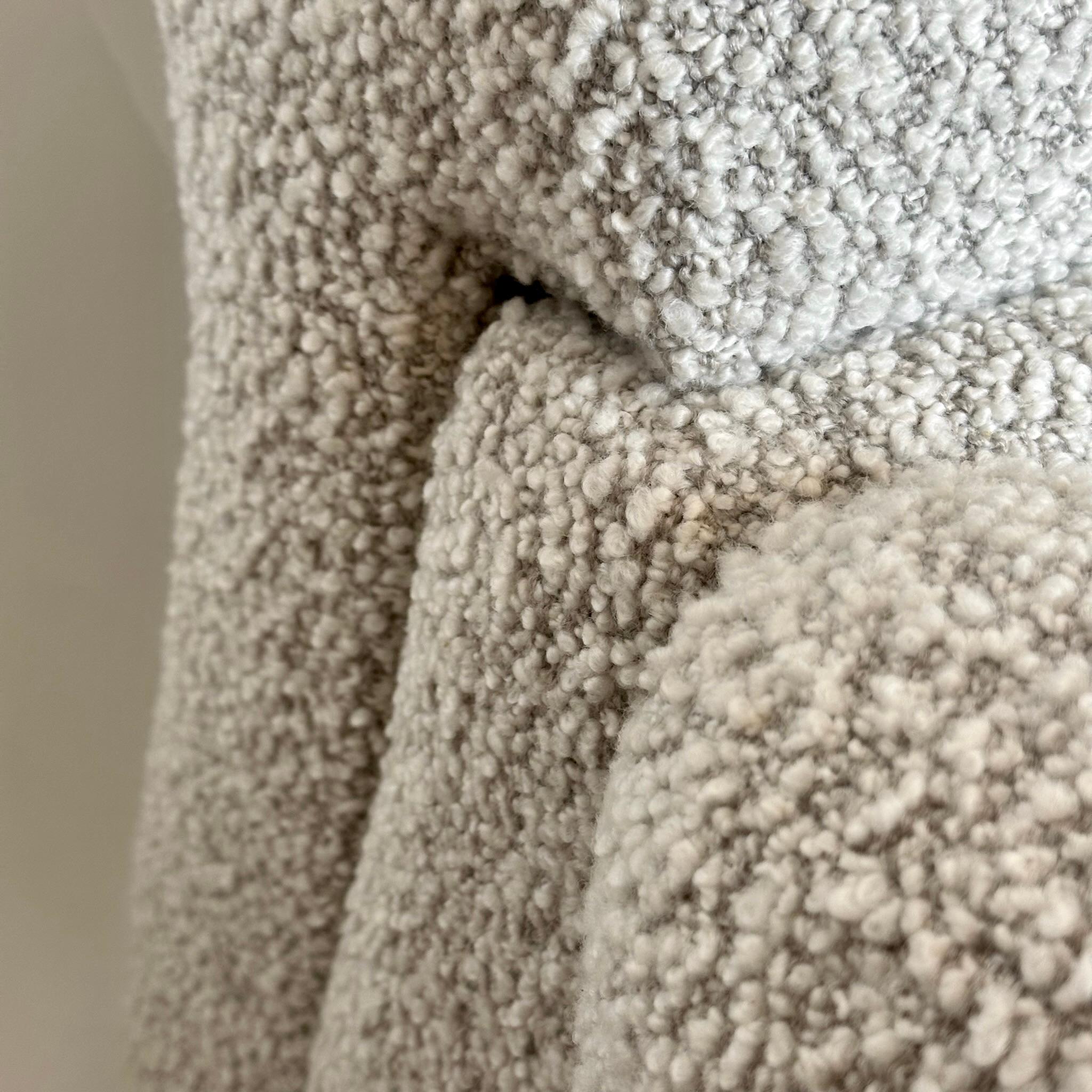 Fine XX secolo Coppia di poltrone imbottite in tessuto bouclé beige della fine del XX secolo in vendita