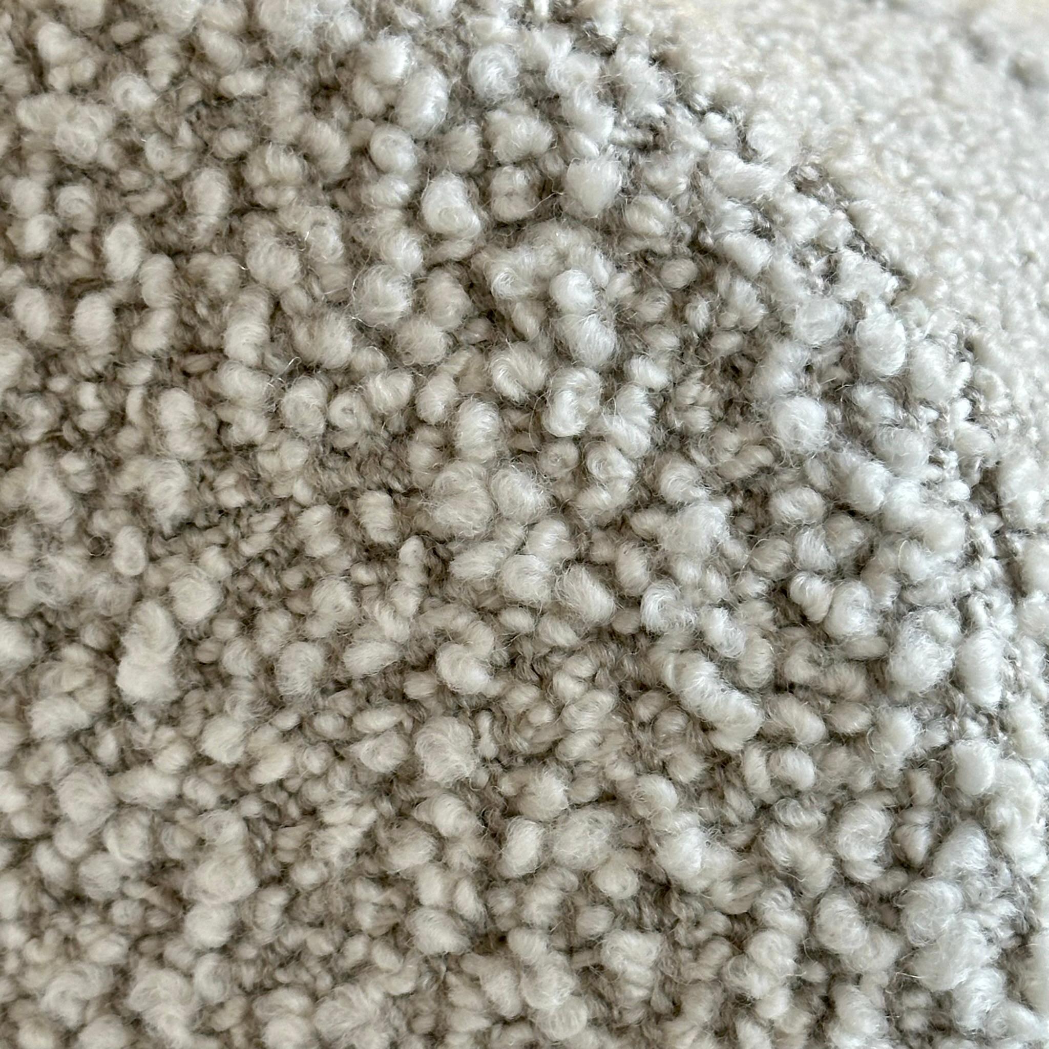 Bouclé Coppia di poltrone imbottite in tessuto bouclé beige della fine del XX secolo in vendita