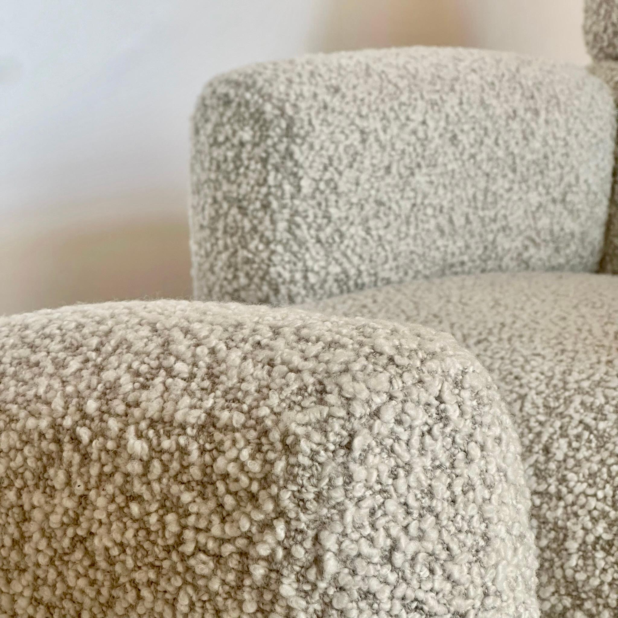 Coppia di poltrone imbottite in tessuto bouclé beige della fine del XX secolo in vendita 1
