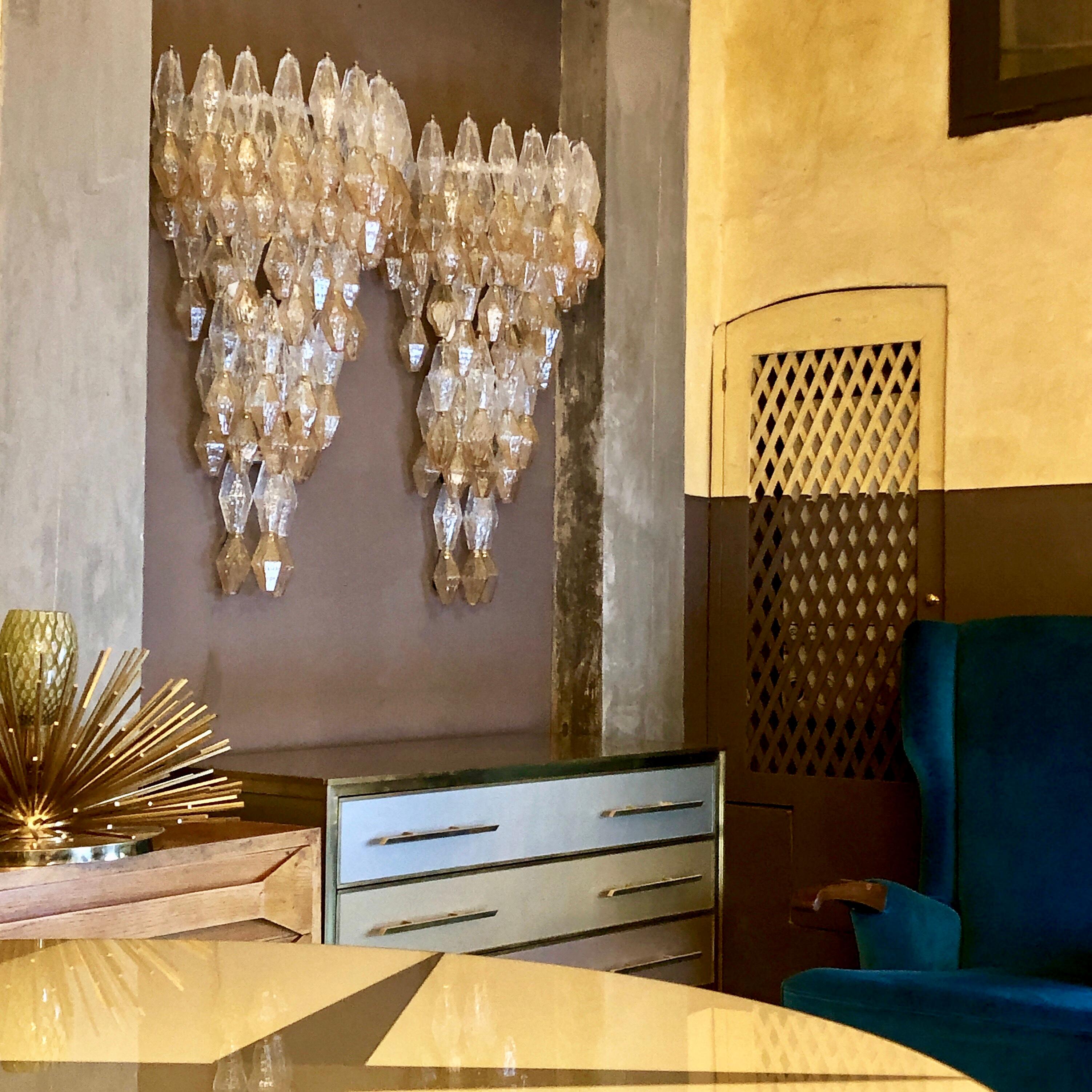 italien Paire d'appliques en verre de Murano à polyèdres transparents et ambrés de la fin du 20e siècle en vente