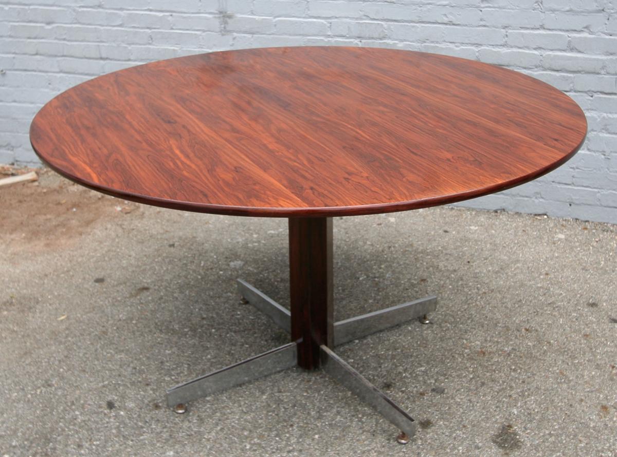 L'Atelier 1960s Brazilian Jacaranda Round Dining Table In Good Condition For Sale In Los Angeles, CA
