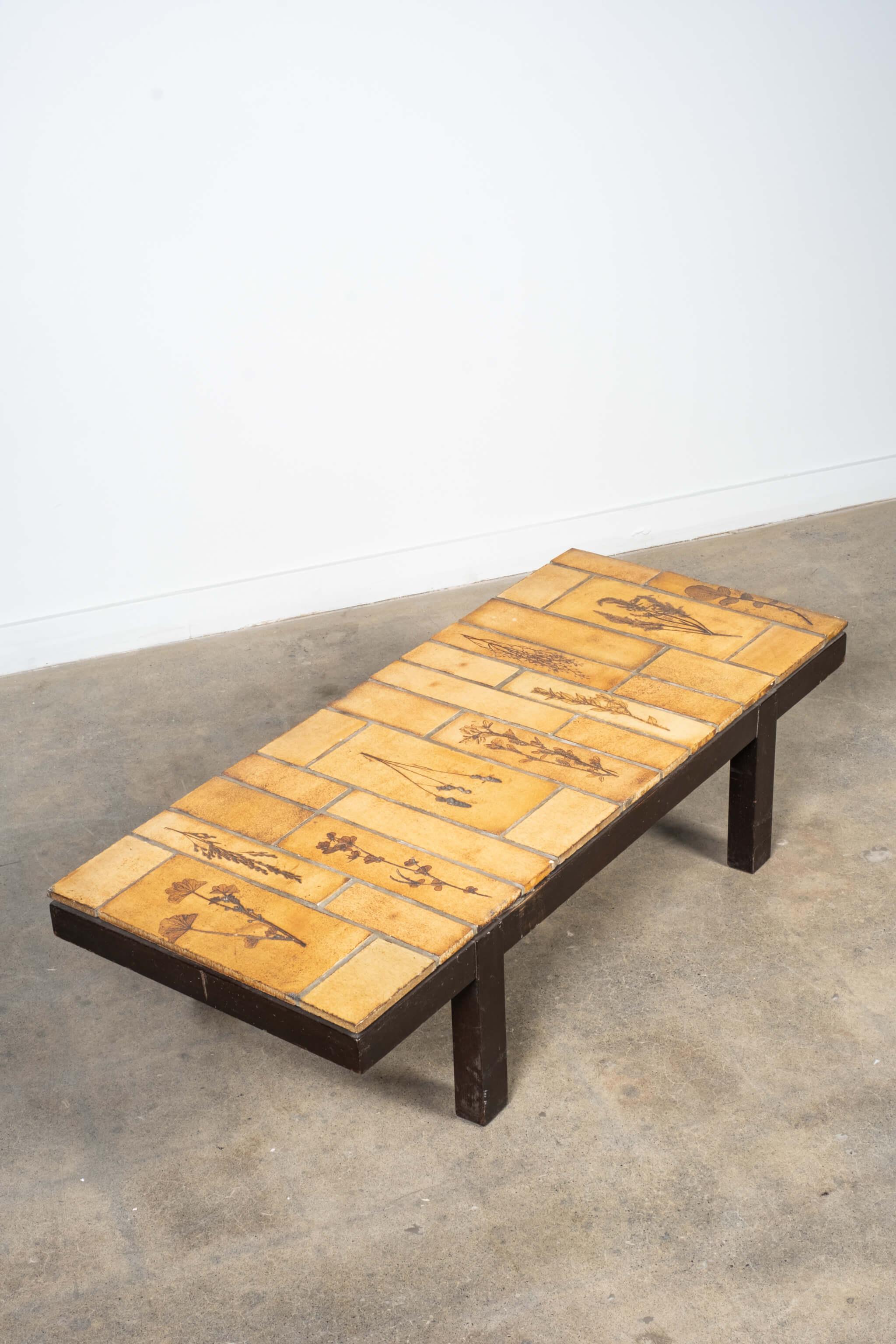 Milieu du XXe siècle Table basse L'Atelier Callis avec plateau Garrigue carrelé par Roger Capron  en vente