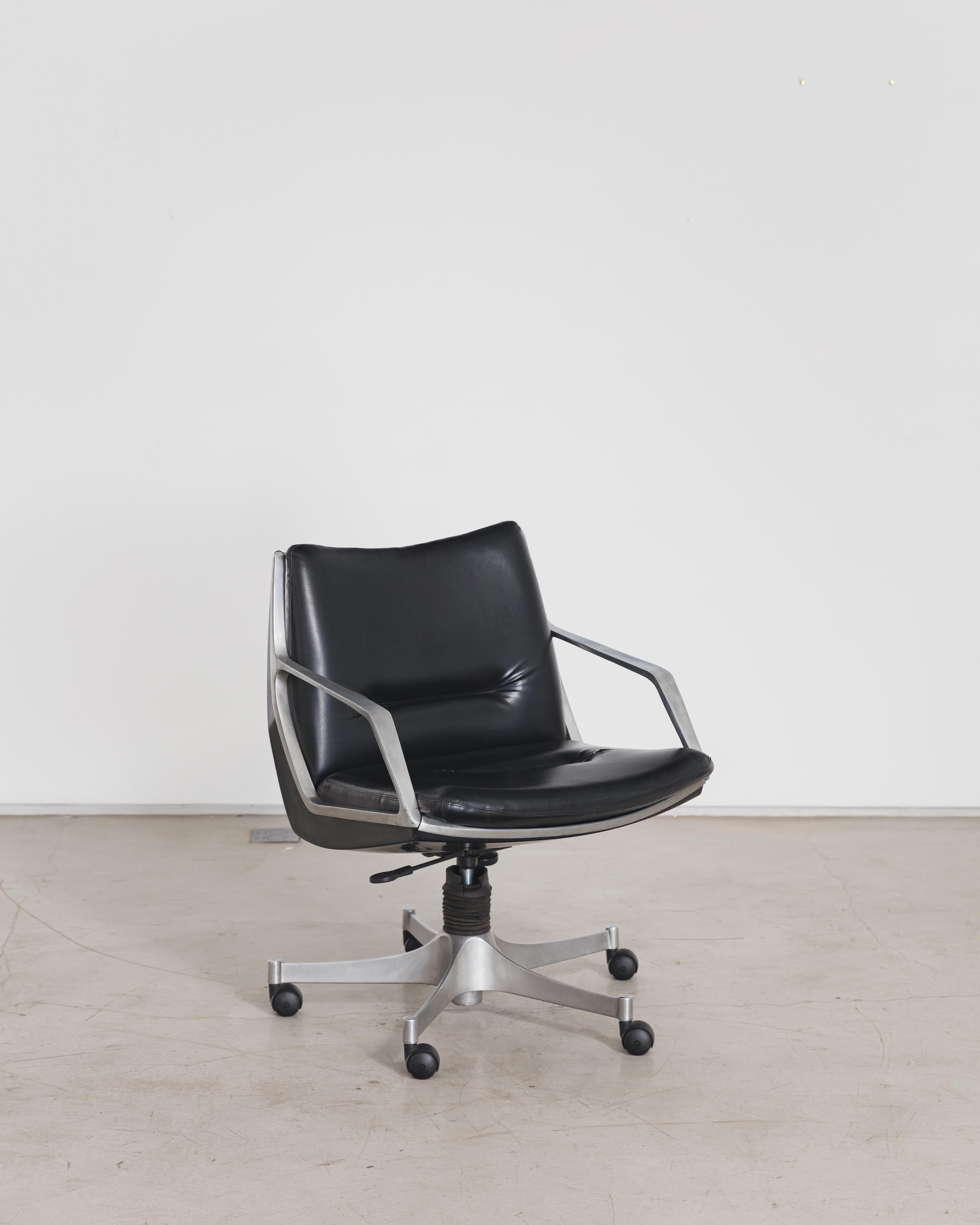 Created by Jorge Zalszupin (1922-2020) and his design team, the Commander chair was designed to attend to the growing market for office furniture. The first model was developed between 1972 and 1973 and had casters; later, it gave rise to a