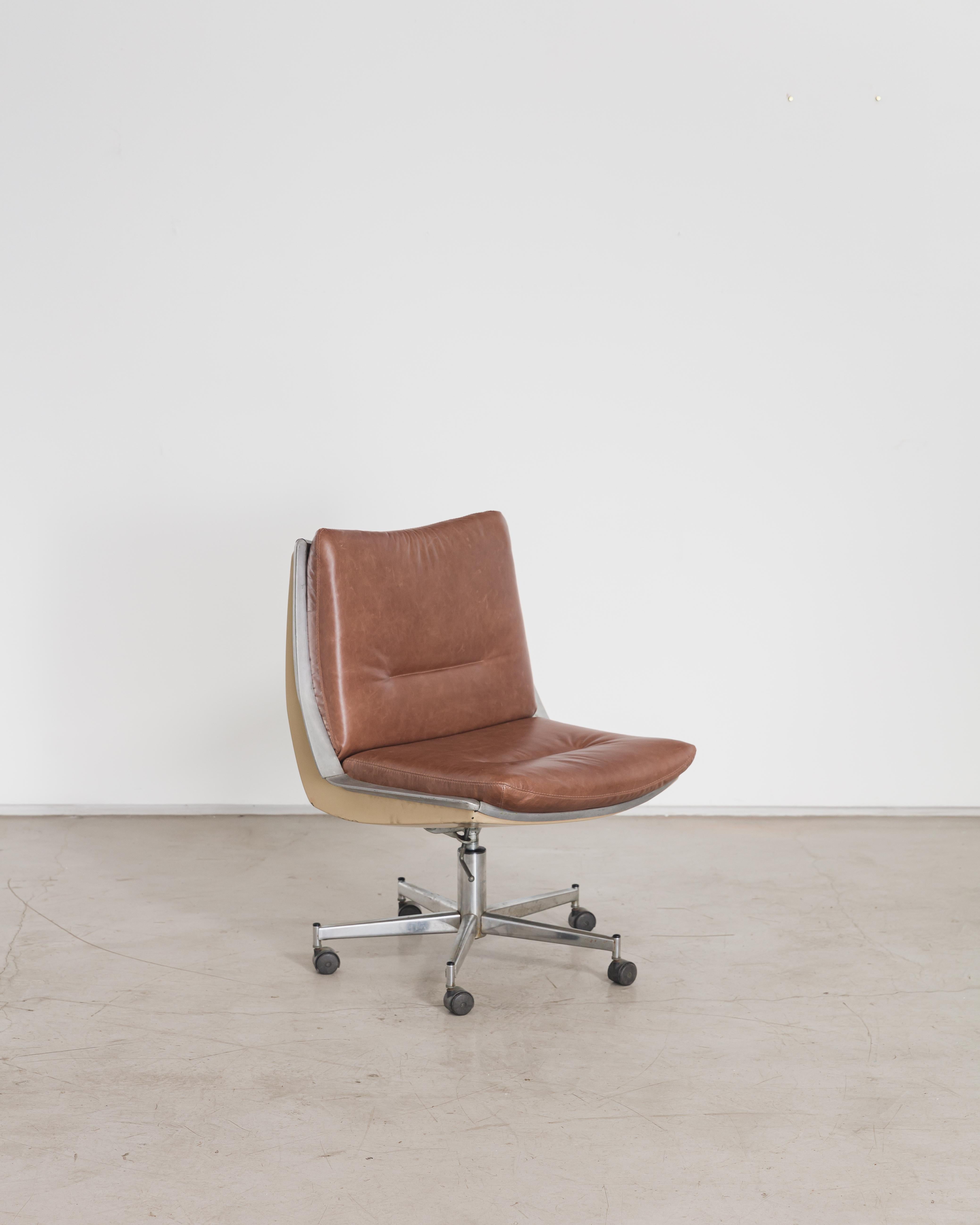 Créée par Jorge Zalszupin (1922-2020) et son équipe de designers, la chaise Commander a été conçue pour répondre au marché croissant du mobilier de bureau. Le premier modèle a été développé entre 1972 et 1973 et était équipé de roulettes ; plus