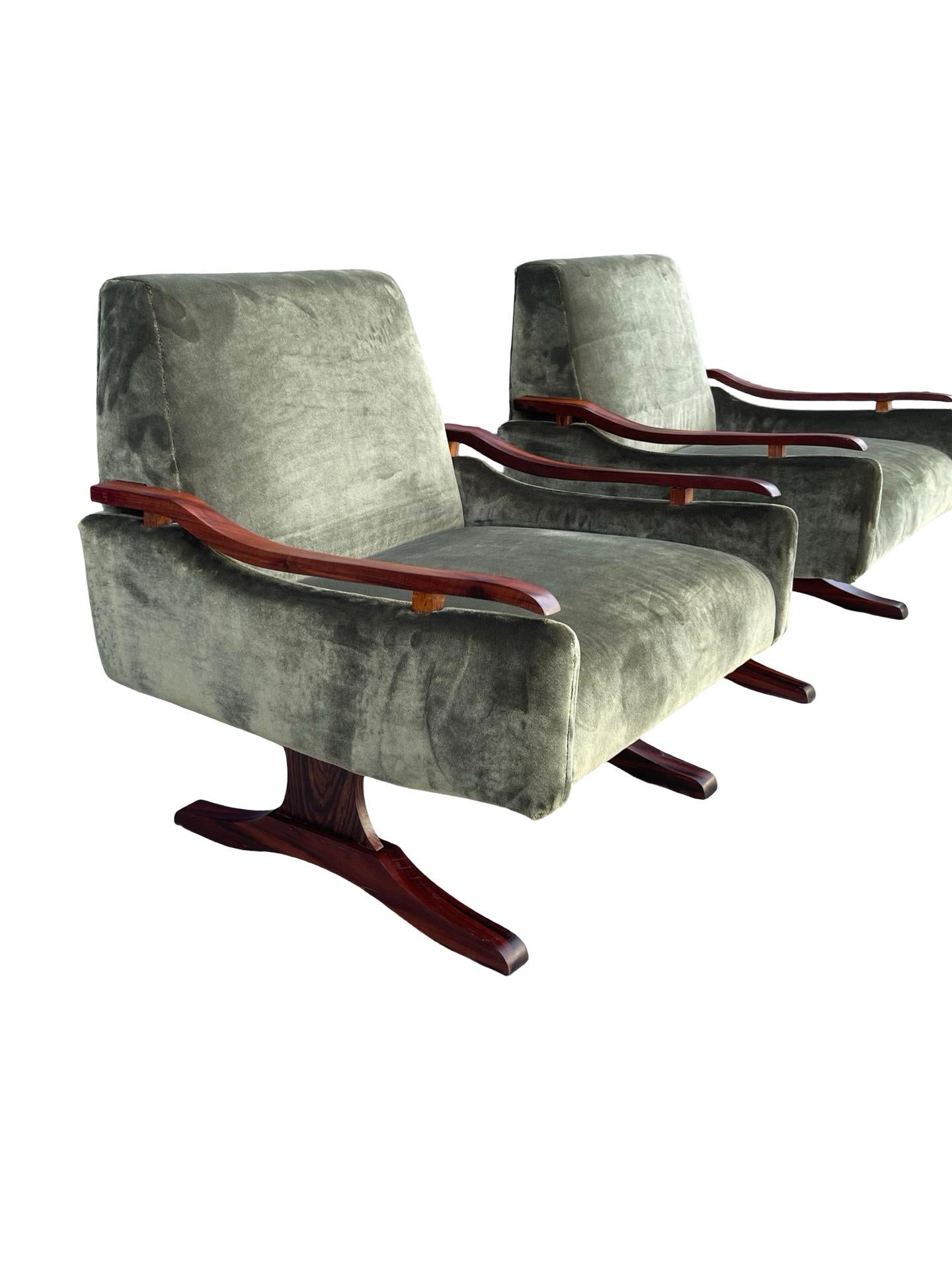 Sedie lounge Jorge Zalszupin del 1960 in finto mohair verde e accenti di legno rosa. Anche se questi pezzi non sono firmati, li abbiamo acquistati direttamente da un collezionista di Jorge Zalszupin in Brasile. È la prima volta che queste bellezze