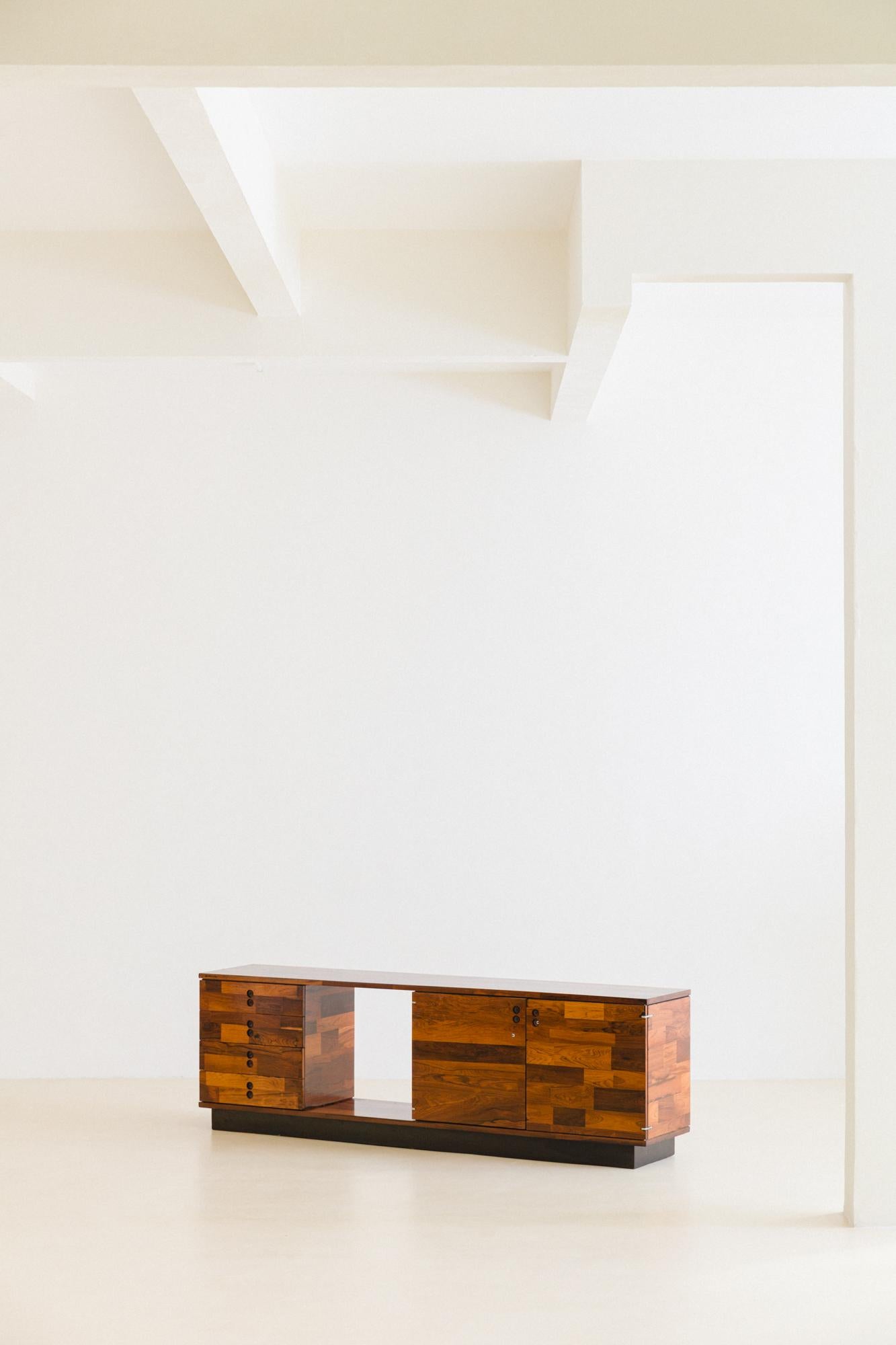 This Rosewood Credenza, designed by Jorge Zalszupin (1922-2020) and manufactured by L'Atelier in the 1960s, is a great way to have the diversity of different tones of Rosewood in just one piece.

Zalszupin's work as a designer, entrepreneur, and