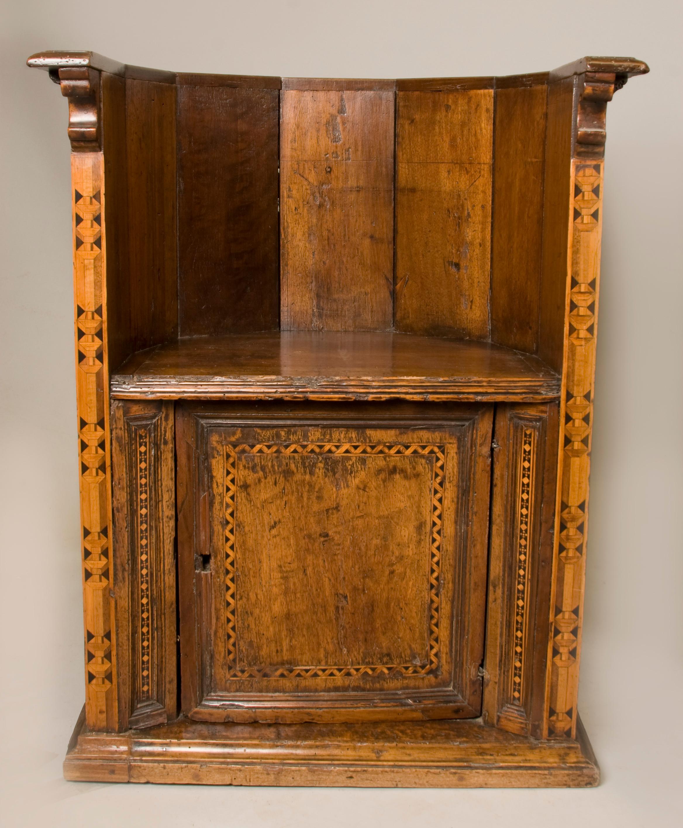 Coppia di sedie rinascimentali italiane in noce. Pozzetto, Ref & quot;Collezione Volpi - Tesori d'arte dei Davanzati & quot;
Queste sedie sono una delle forme più antiche di sedie e sono state più spesso
Si trovano nelle chiese o nei palazzi. Sono