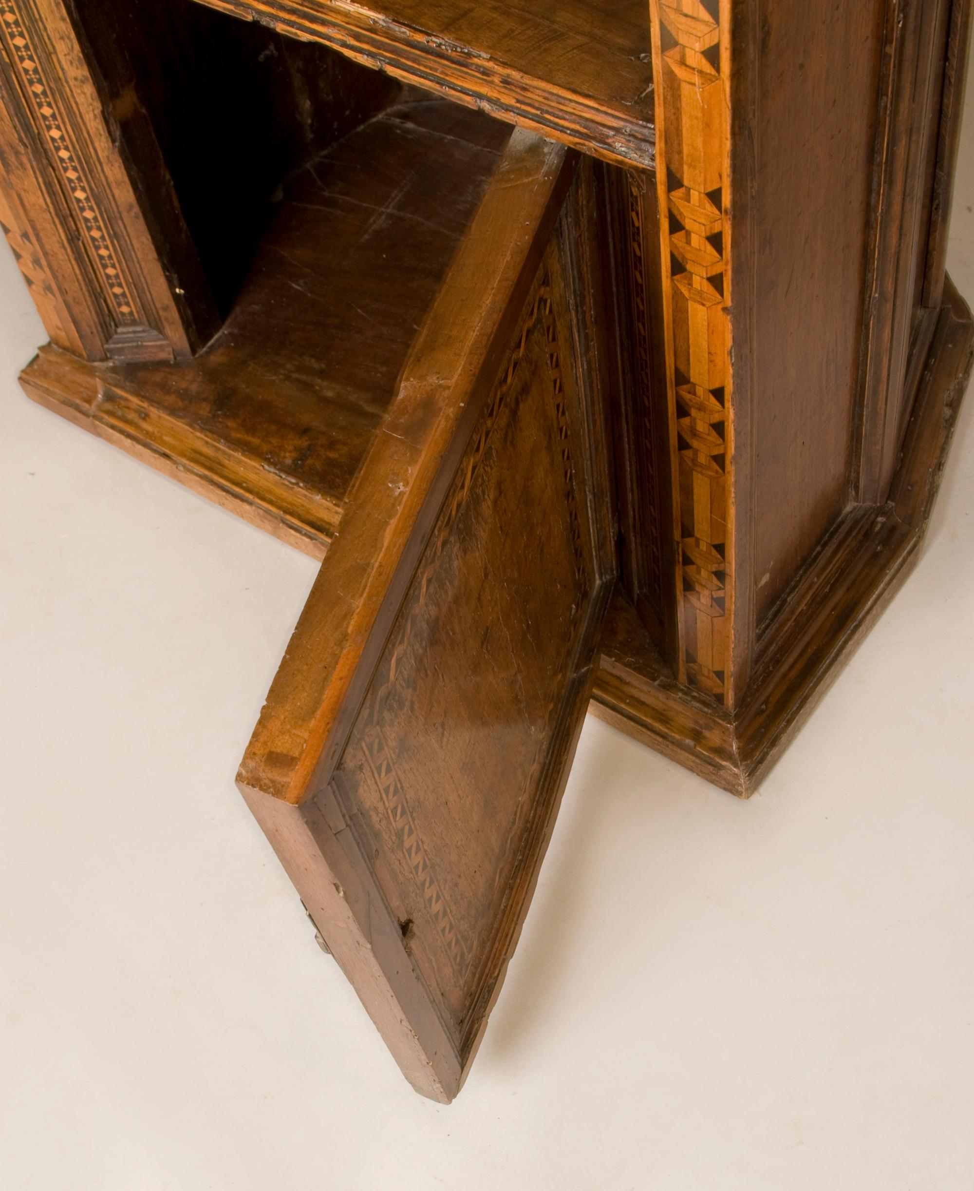 Später 16. bis frühes 17. Jahrhundert Italienische Renaissance-Stühle aus Nussbaumholz im Angebot 14