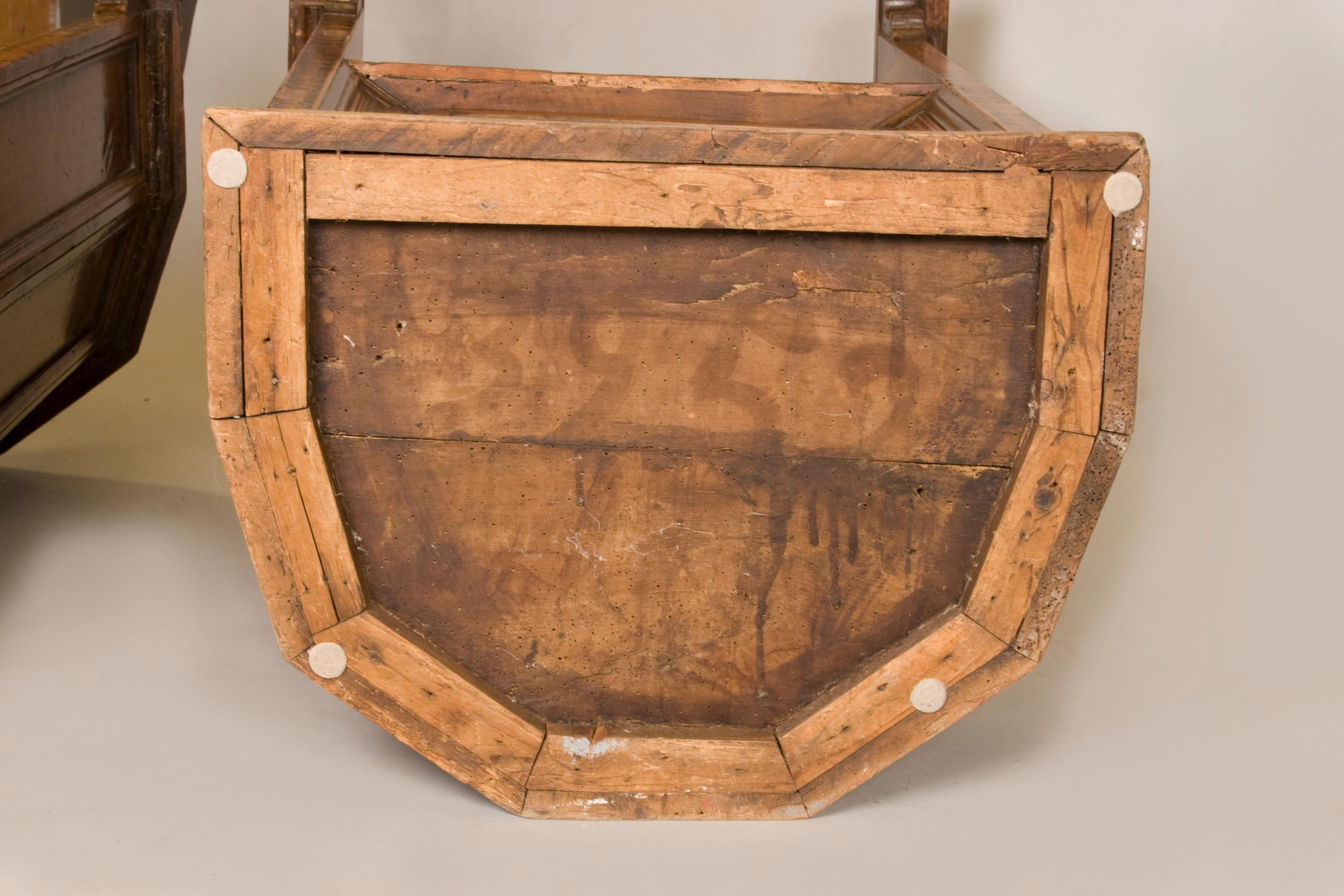Chaises en noyer de la Renaissance italienne de la fin du XVIe au début du XVIIe siècle en vente 2