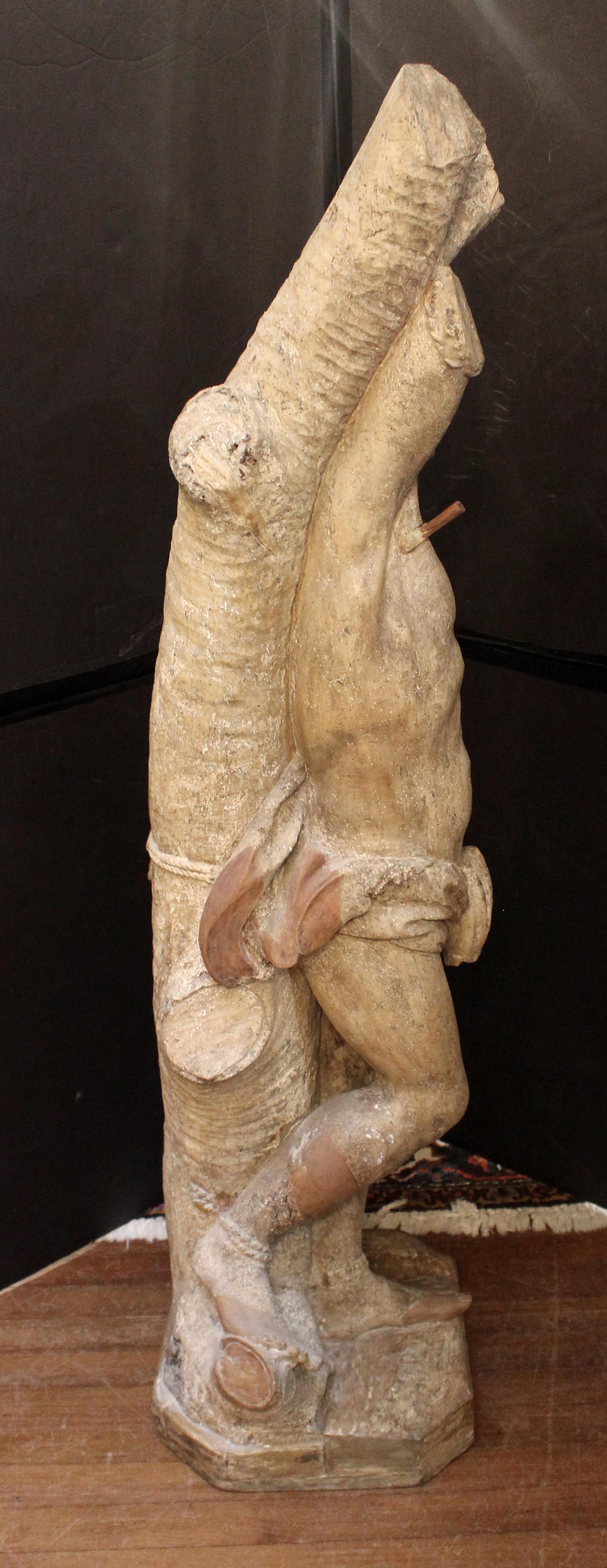 Scultura in legno di San Sebastiano del XVII secolo, spagnola. Un'opera straordinariamente commovente di scultura barocca spagnola. Delle superfici originali altamente dipinte rimangono solo le tracce di gesso. Acquistato dall'attuale proprietario