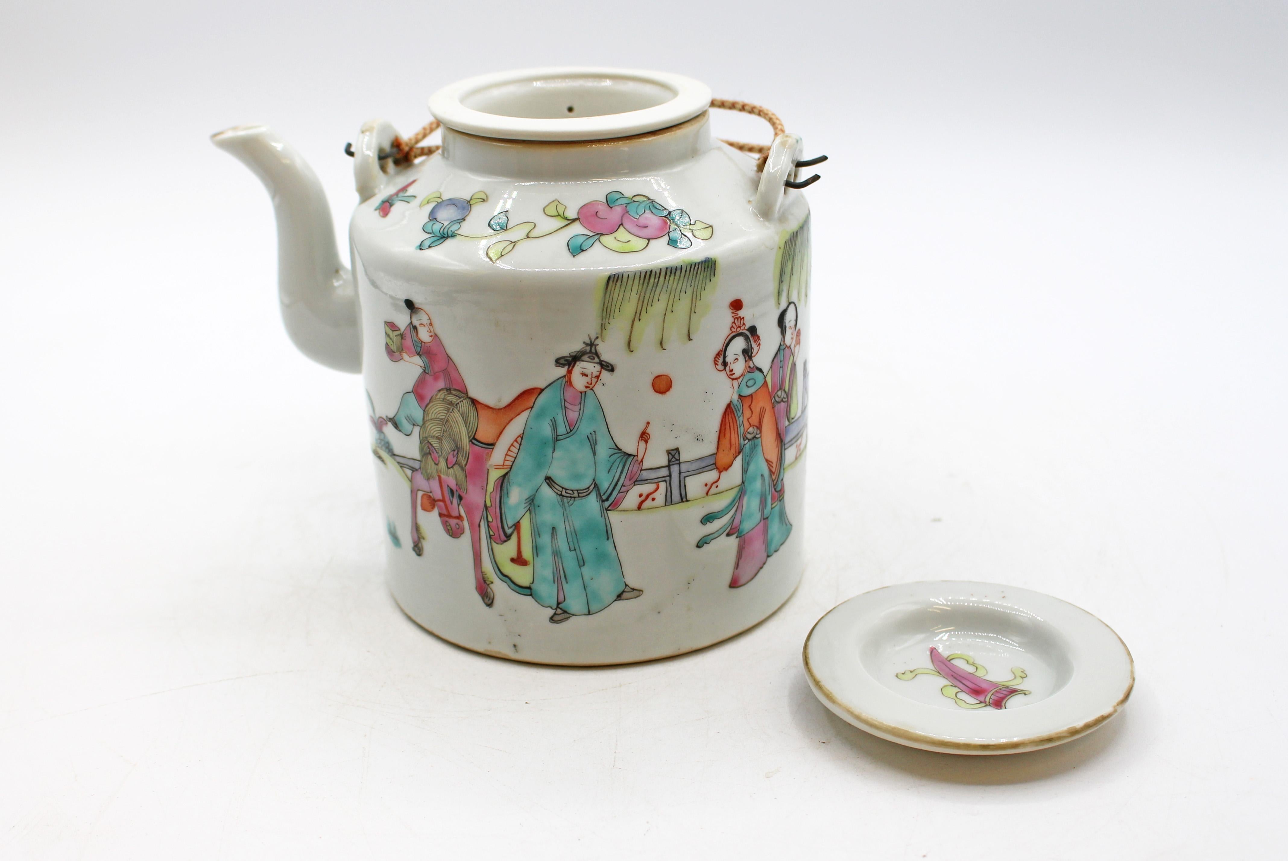 Théière en porcelaine d'exportation chinoise de la fin du XIXe siècle. Décor figuratif de la famille rose représentant une dame de la cour dans une chaise roulante avec des assistants. Rarement trouvé, l'infuseur à thé est inséré à l'intérieur.