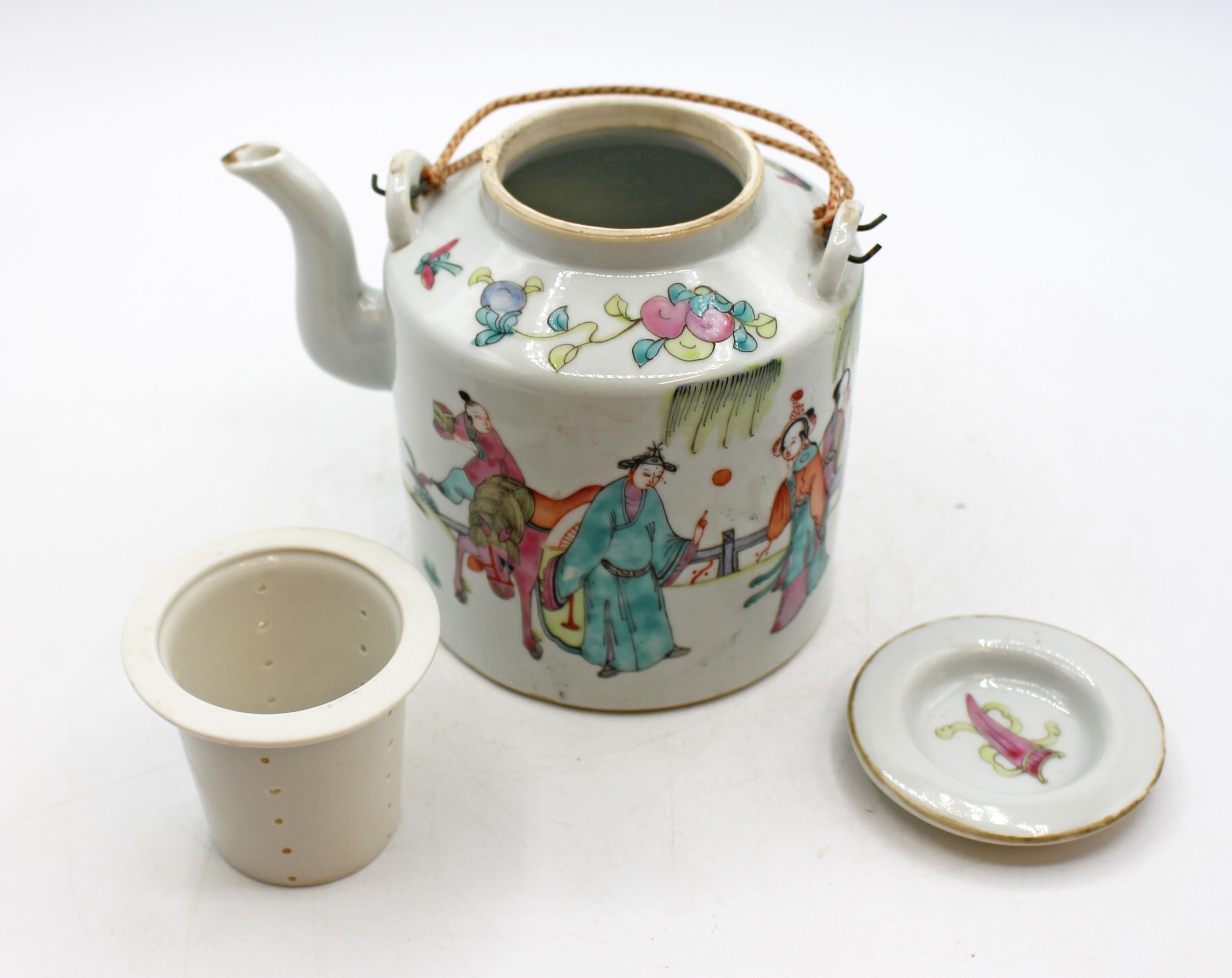 Exportation chinoise Théière en porcelaine d'exportation chinoise de la fin du 19e siècle en vente