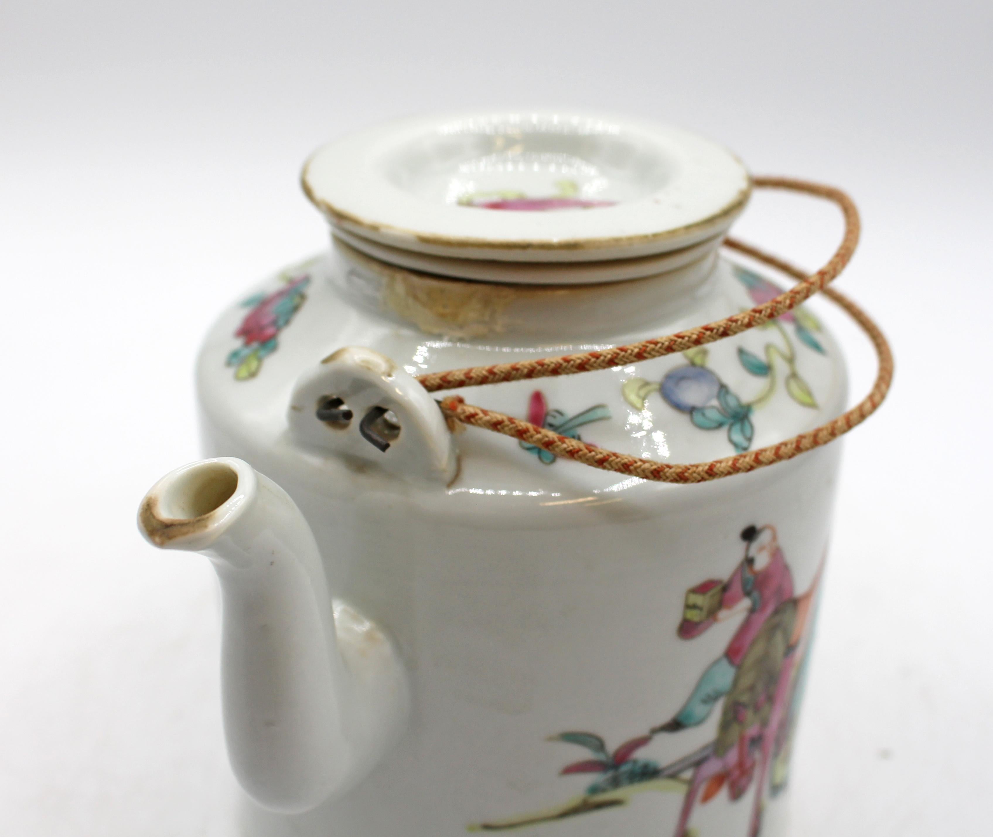Théière en porcelaine d'exportation chinoise de la fin du 19e siècle Bon état - En vente à Chapel Hill, NC