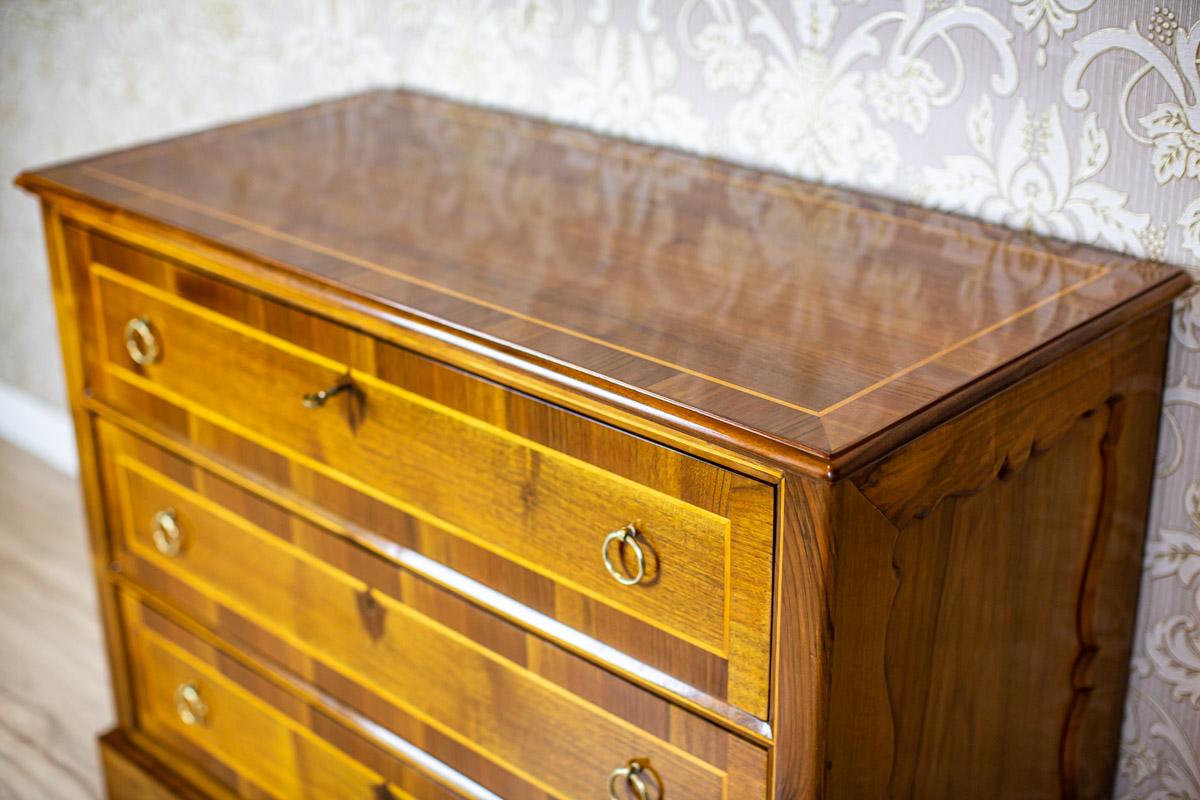 Veneer Late 19th Century Commode with Cartousche-Shaped Decorations For Sale