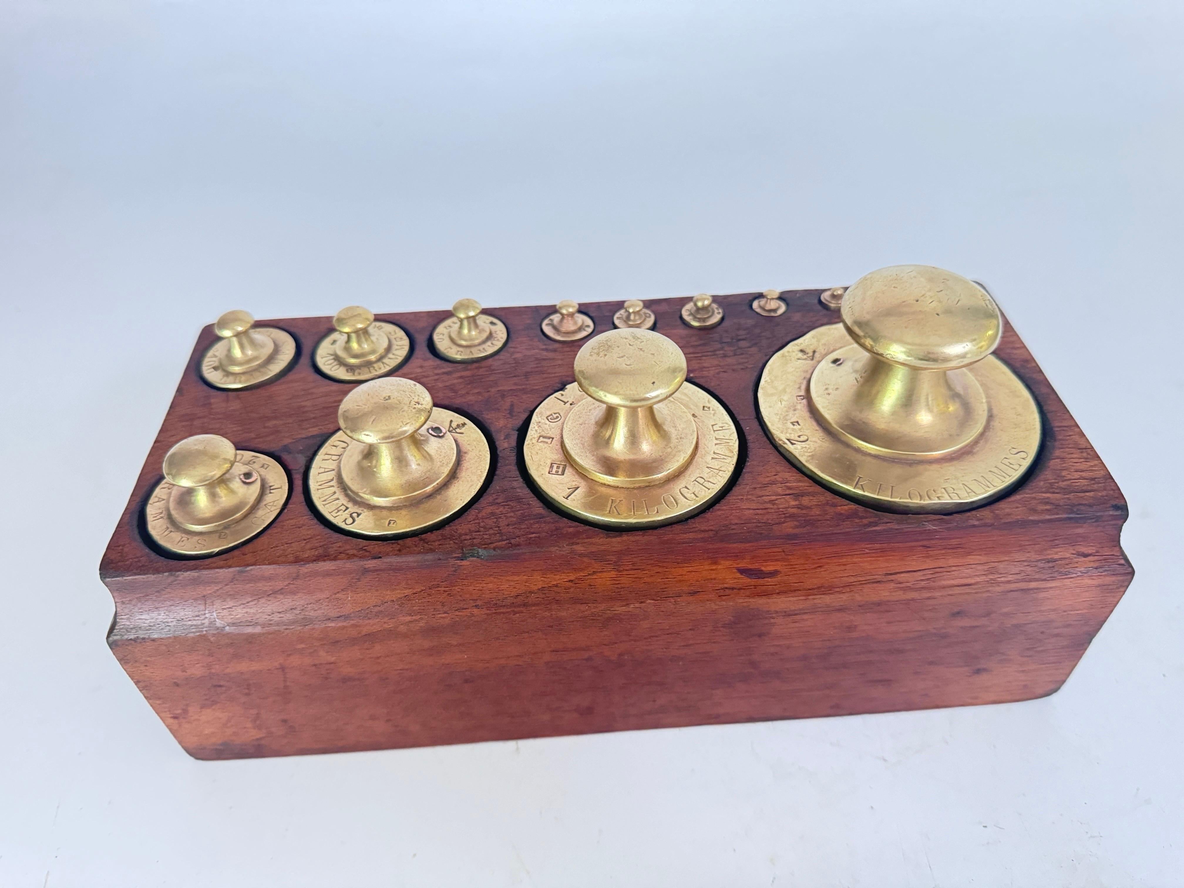 Later 19th Century French Set of 19 Scale Weights France Brown ans Gold Color For Sale 5
