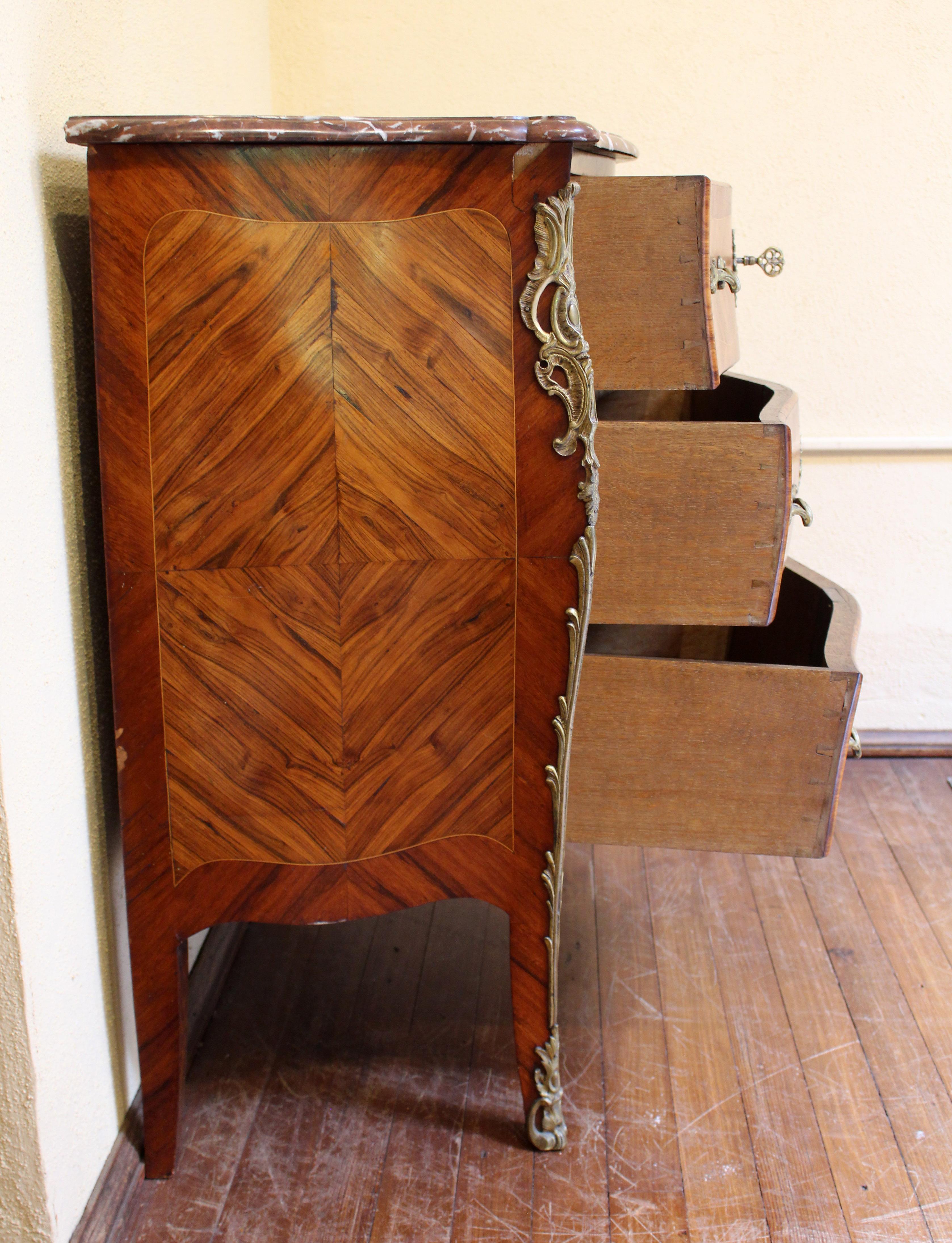 Commodo francese con piano in marmo in stile Luigi XV del tardo XIX secolo. Eleganza della forma a bombe in stile Luigi XV con impiallacciature in legno di raso. Piano in marmo e supporti in bronzo originali. Legno secondario di quercia. Alcuni