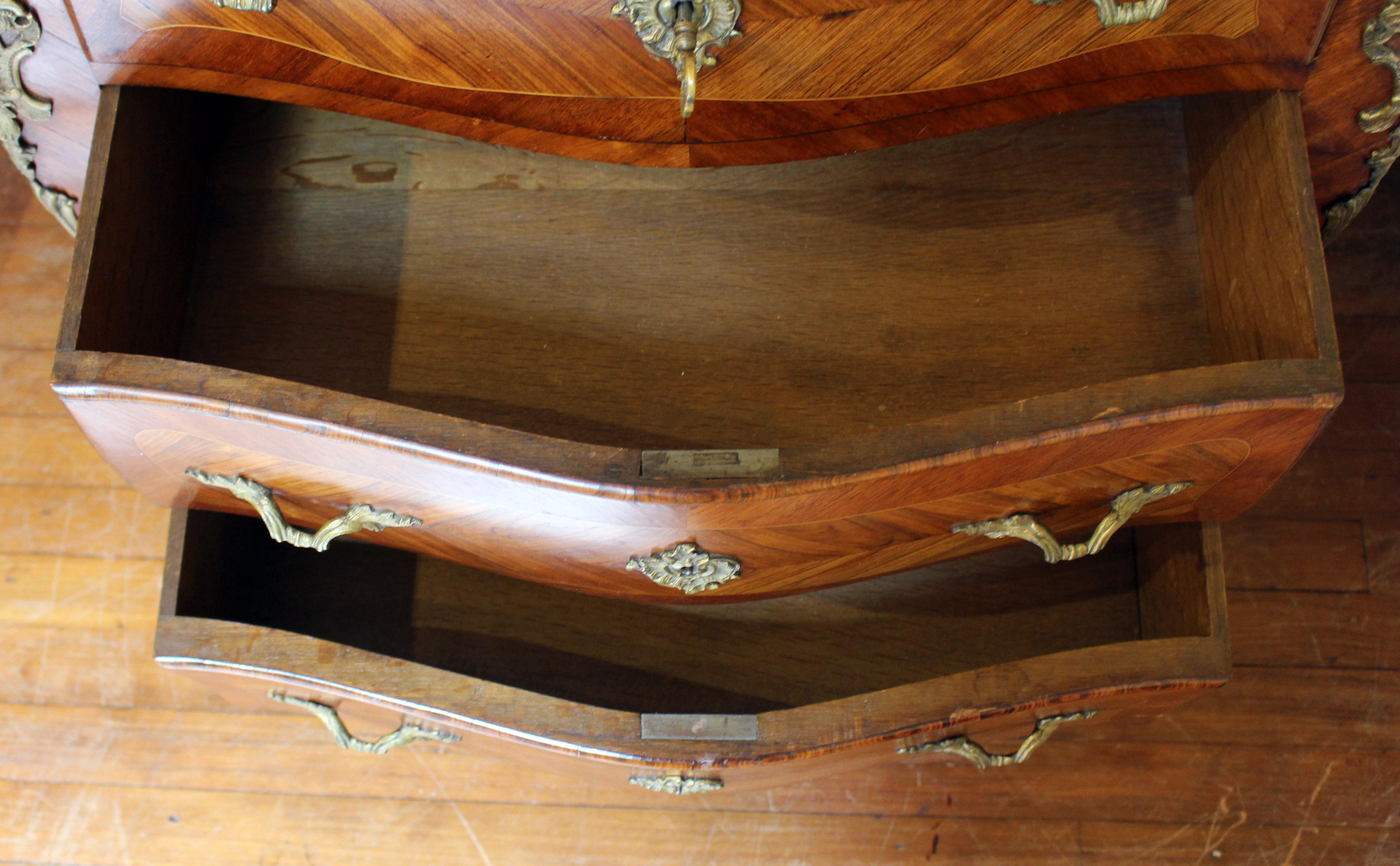 Impiallacciato Commode francese con piano in marmo del tardo XIX secolo in stile Luigi XV in vendita