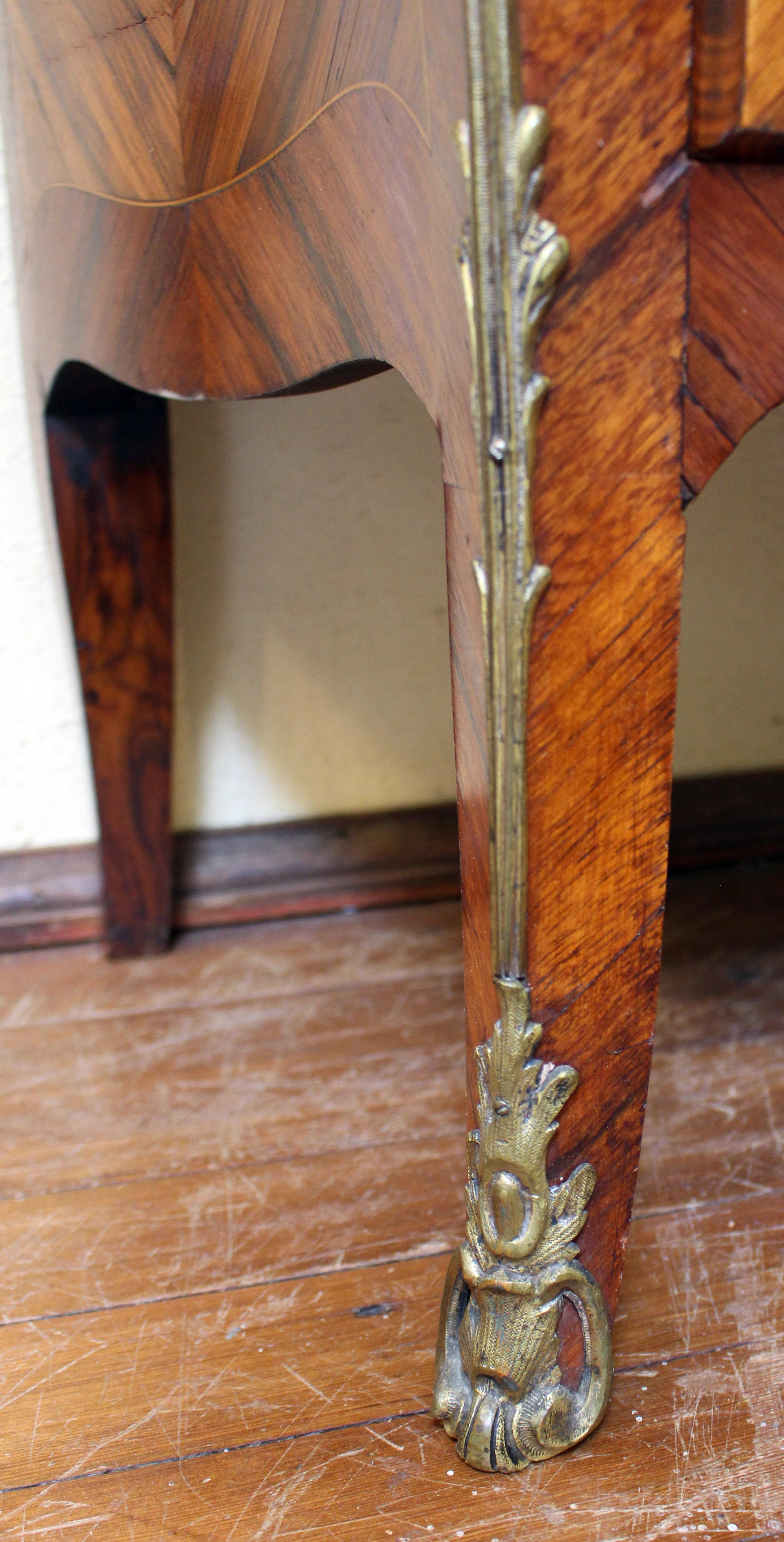 Commode francese con piano in marmo del tardo XIX secolo in stile Luigi XV in vendita 1