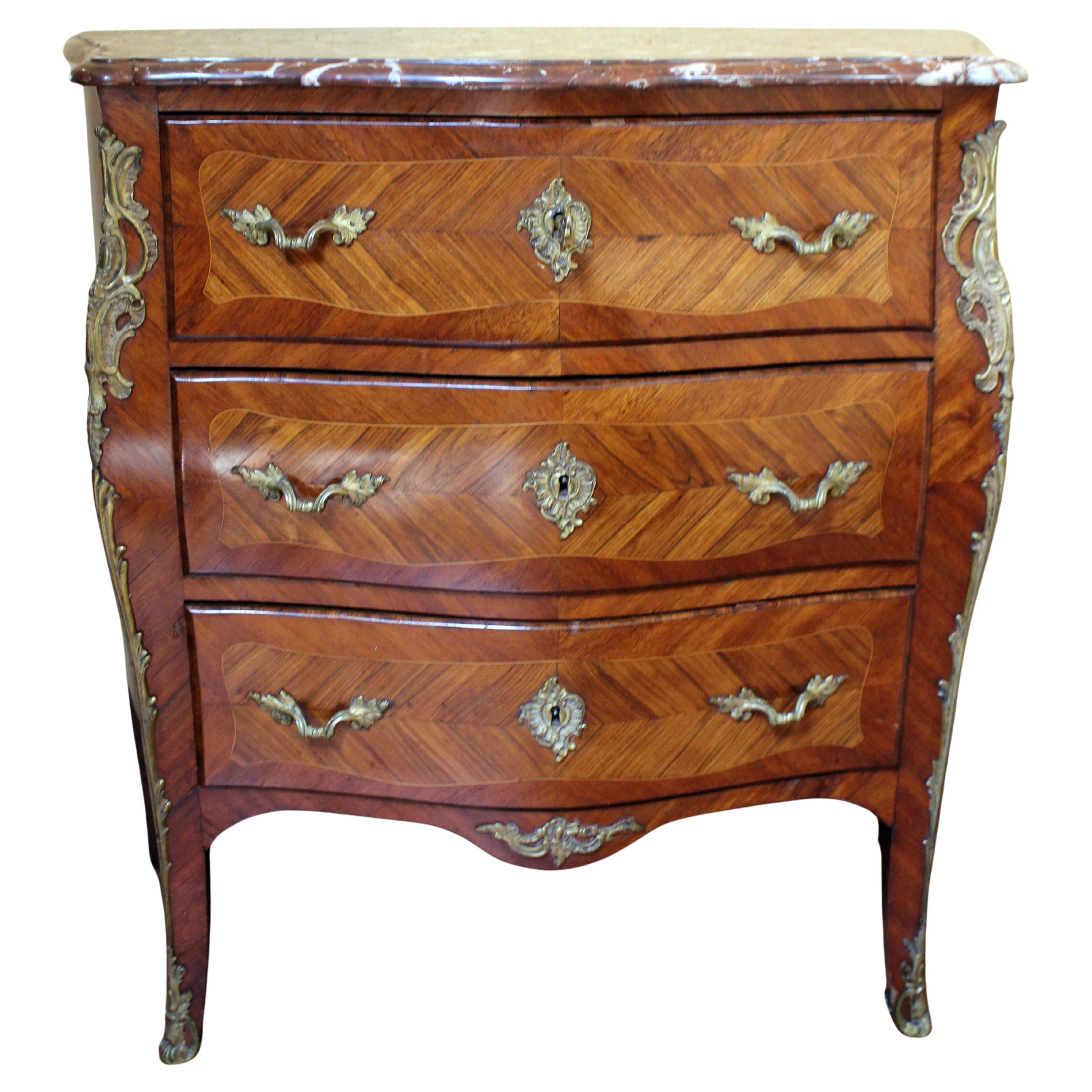 Commode francese con piano in marmo del tardo XIX secolo in stile Luigi XV