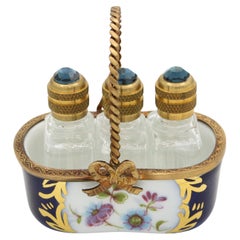 Vers la fin du 20e siècle, panier miniature à Limoges avec trois flacons de senteur