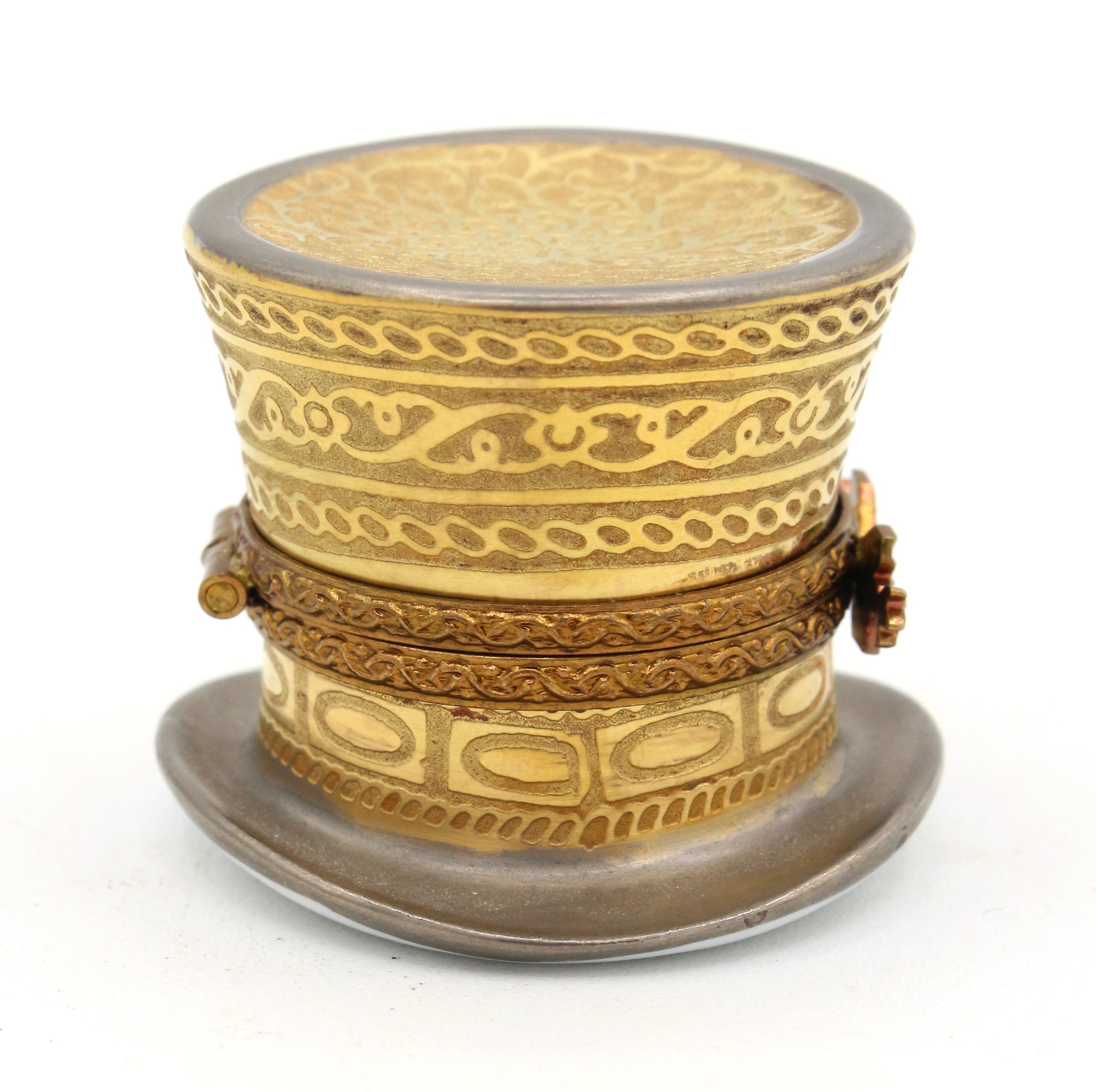 Limoges pill box in the form of a top hat, French later 20th century. Gilded & silvered with gilt mounts. Marked: Limoges France, Porcelaine D'Art Du Cruou, MCLS, Made in France.
1 5/8