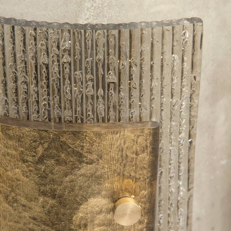 Verre de Murano italien fabriqué à la main avec trois finitions : verre lunaire, verre nervuré fumé et verre à dos de feuille d'or. Inspiré par les pièces à grande échelle de l'ère brutaliste, notre verre de Murano est flotté ou pressé à la main et