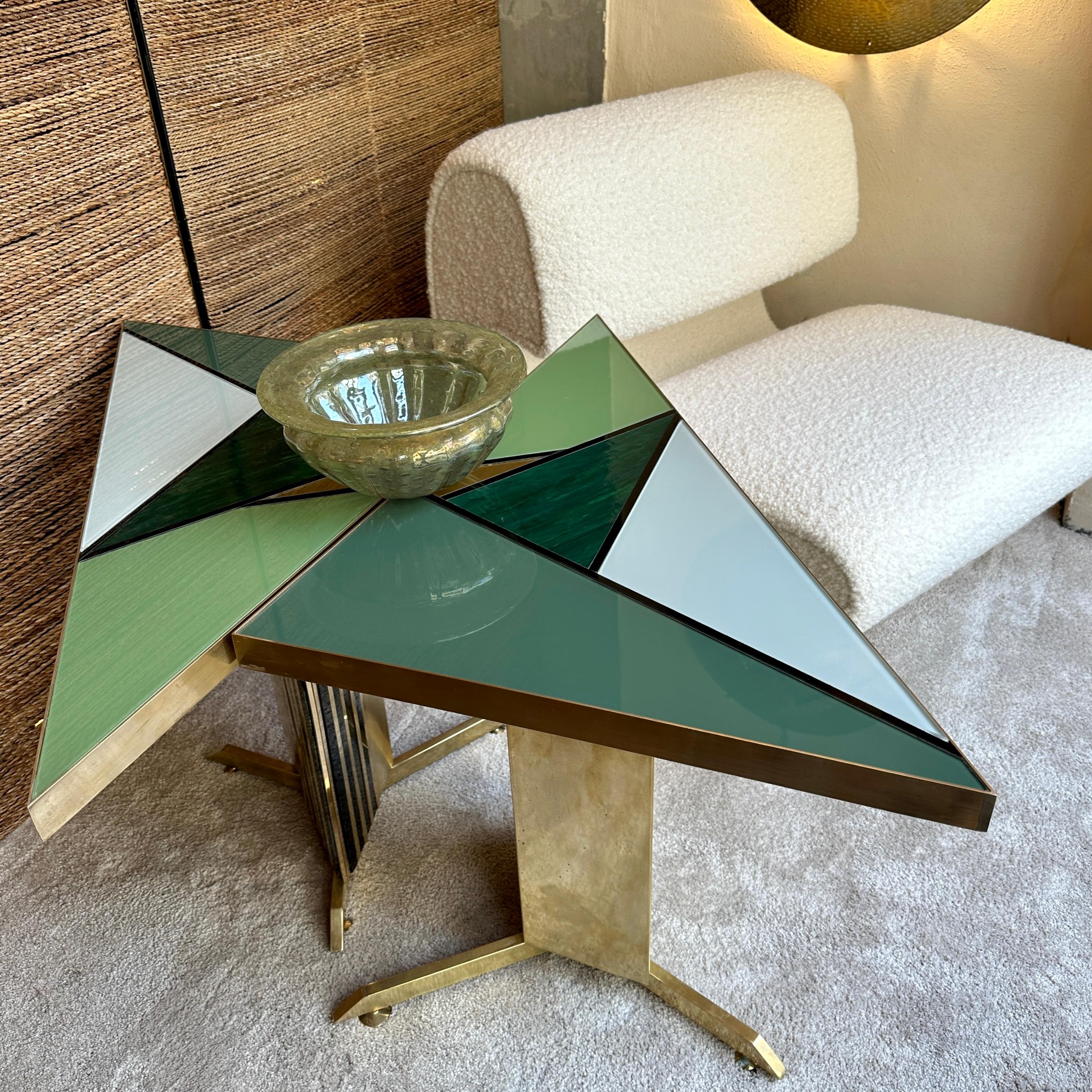 Paire de tables d'appoint triangulaires en mosaïque de laiton et de verre d'art vert de la fin du XXe siècle en vente 3
