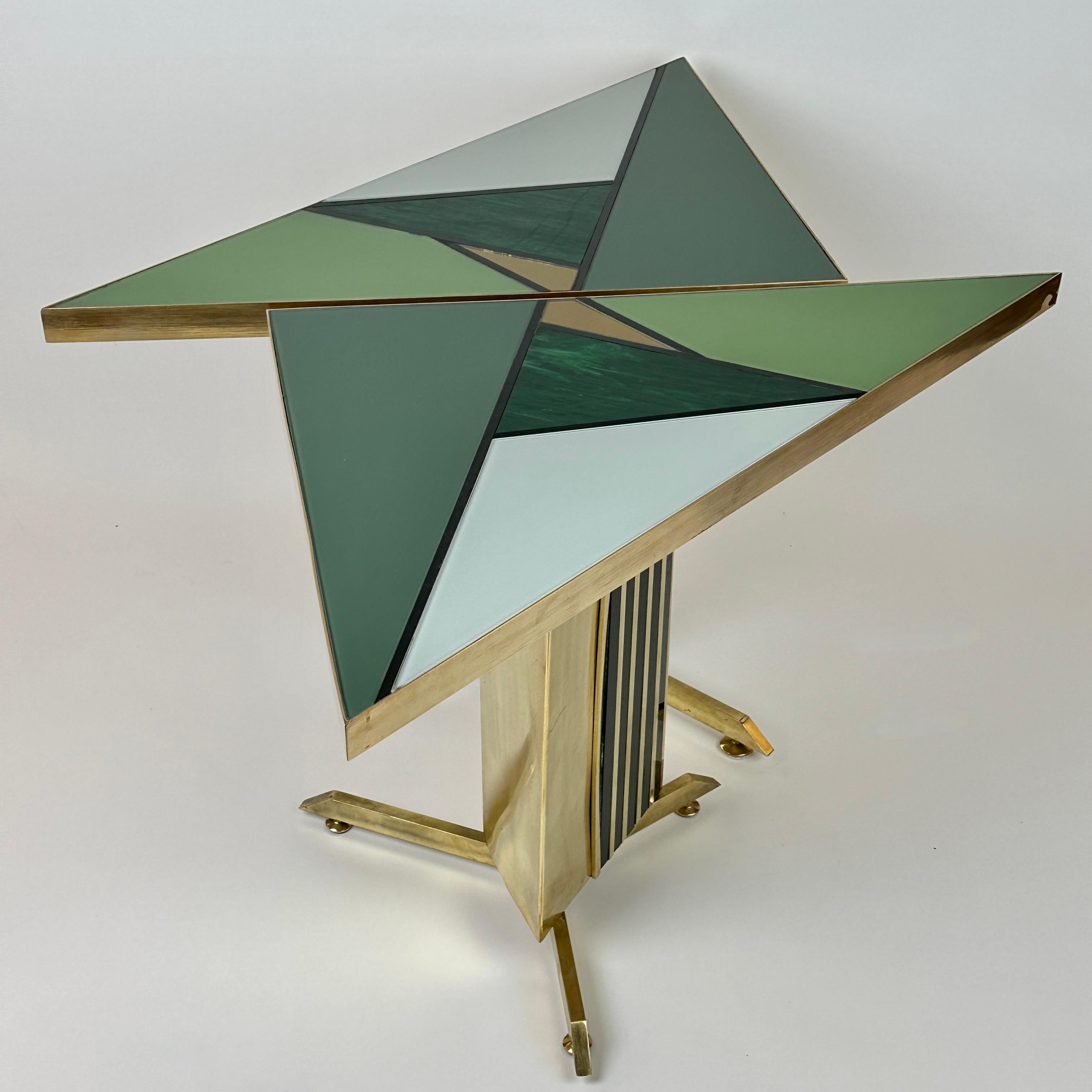 Moderne Paire de tables d'appoint triangulaires en mosaïque de laiton et de verre d'art vert de la fin du XXe siècle en vente