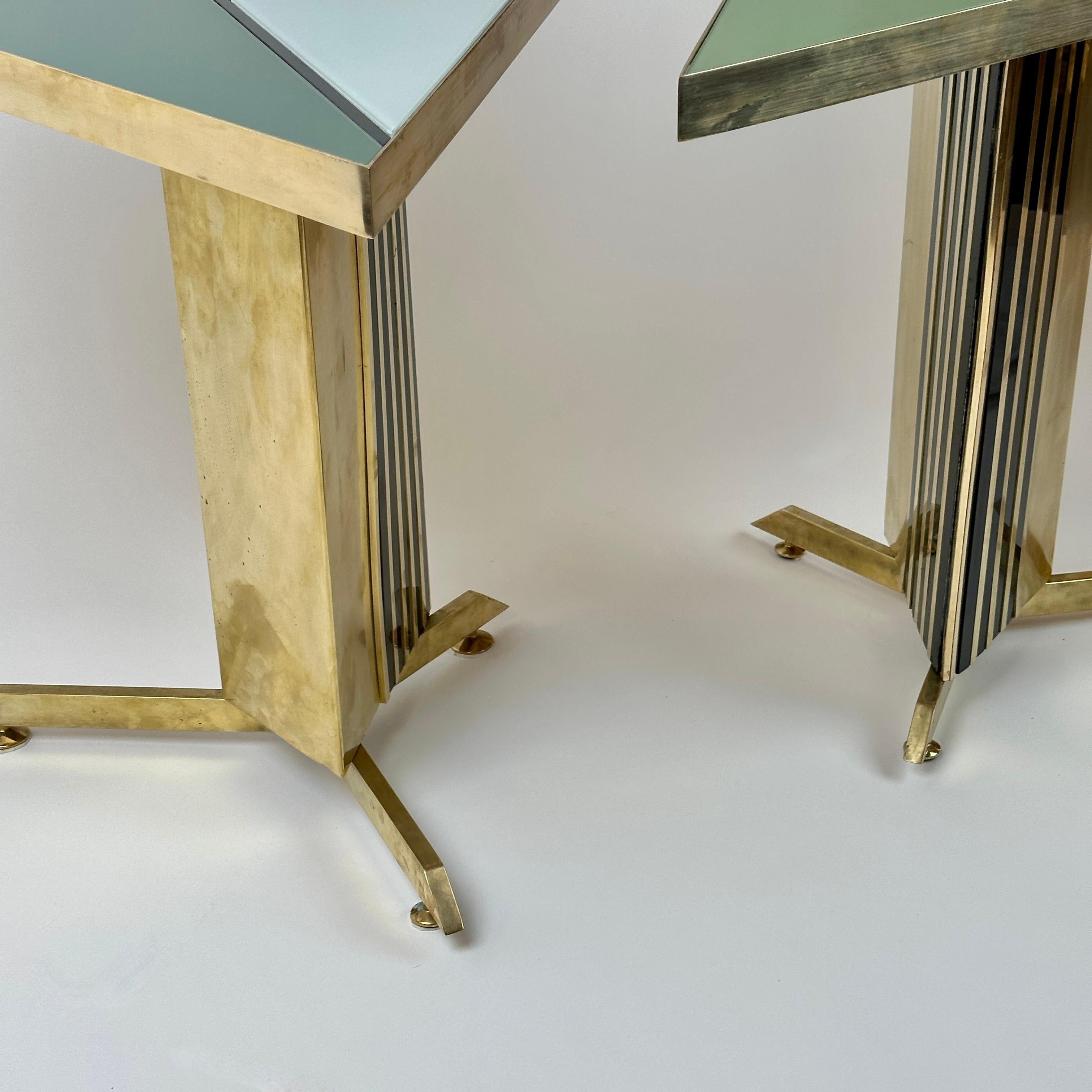 Lates 20th Century Pair of Triangular Brass & Green Art Glass Mosaic Side Tables In Good Condition For Sale In Firenze, Tuscany