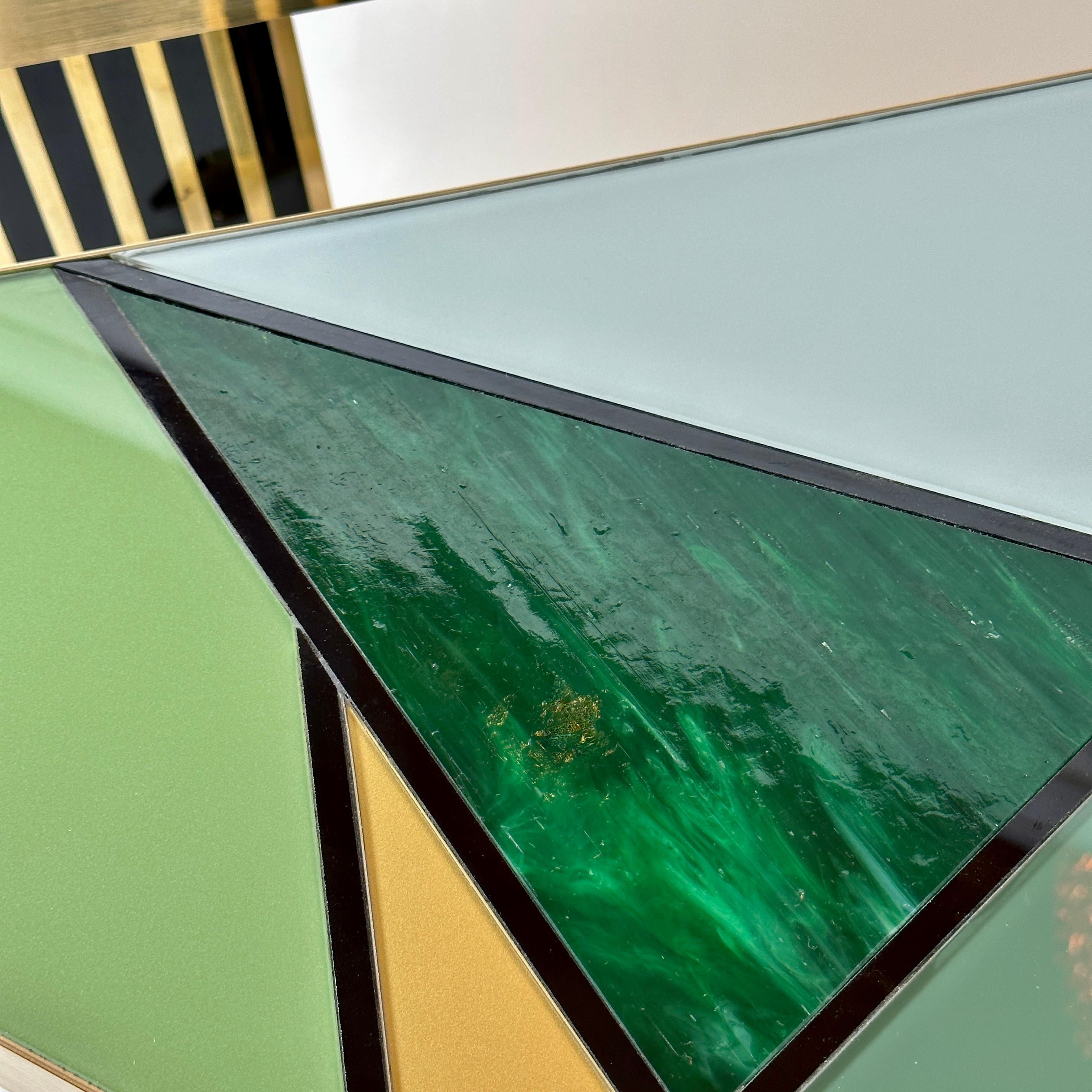 Paire de tables d'appoint triangulaires en mosaïque de laiton et de verre d'art vert de la fin du XXe siècle en vente 1