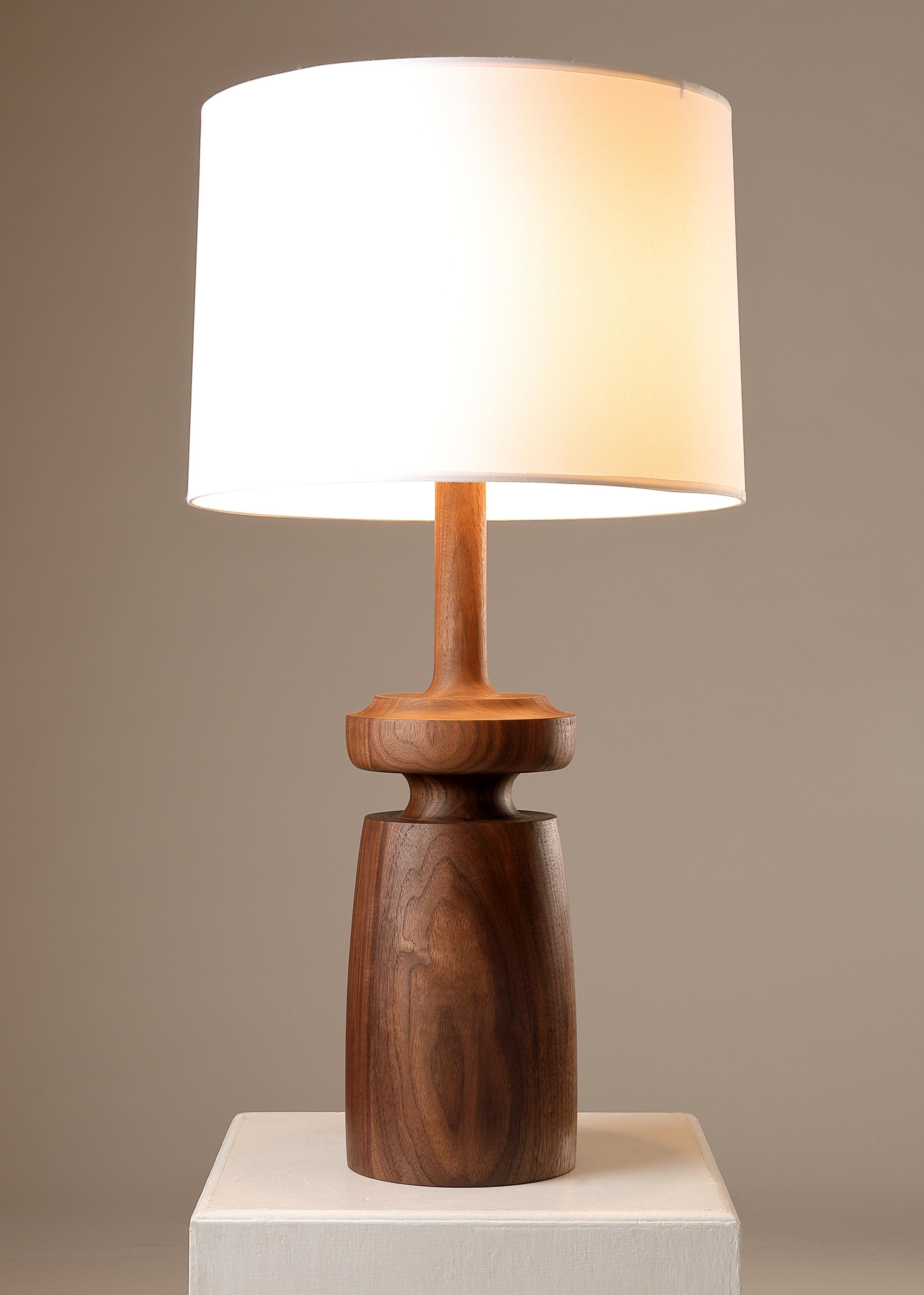 Lampe de table en noyer tourné au tour, form A par Michael Rozell. Un modèle similaire, légèrement plus petit, est également répertorié. 
