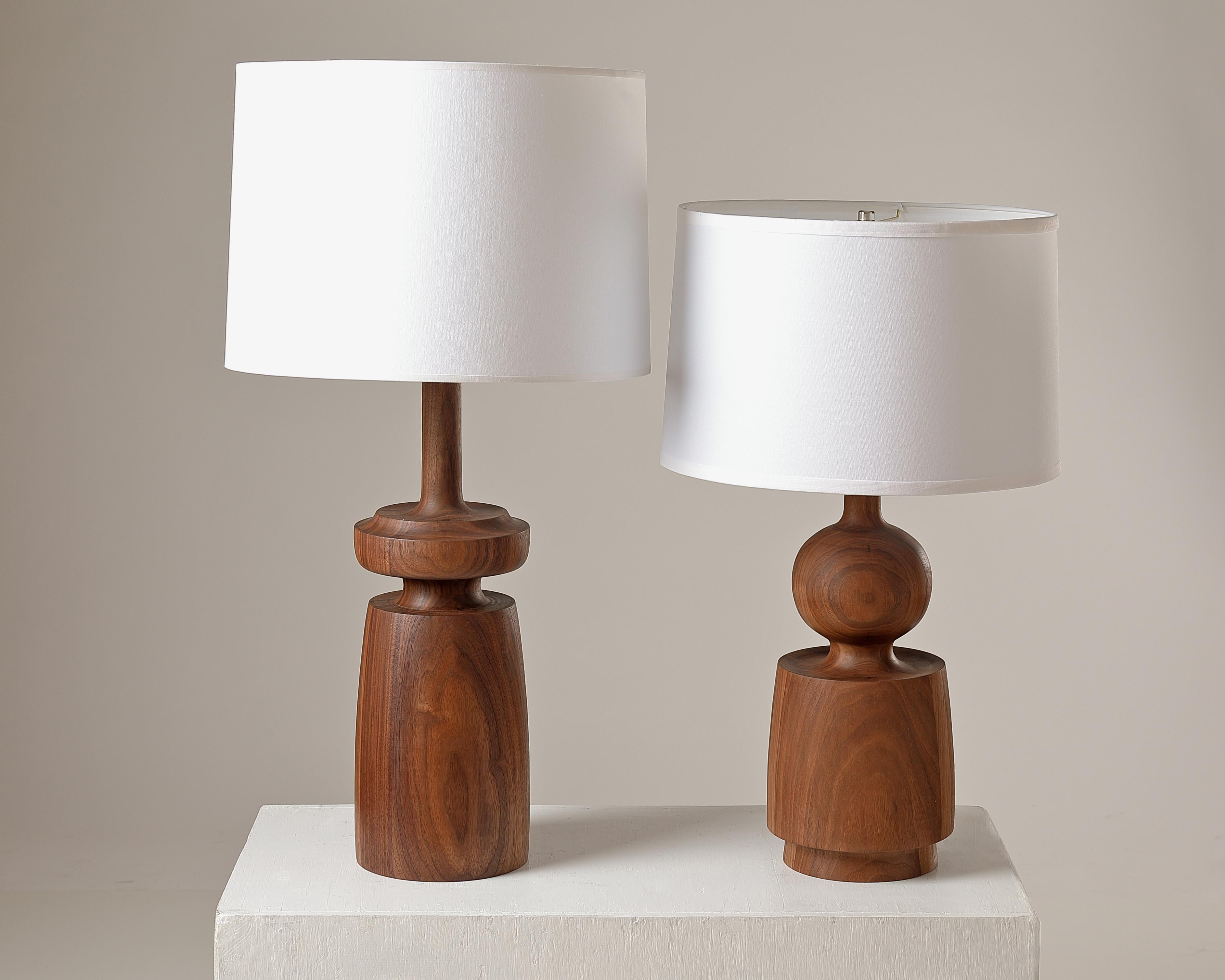 Lathe Tischlampe aus gedrechseltem Nussbaumholz in Form TWLF von Michael Rozell, USA 2023 (American Arts and Crafts) im Angebot