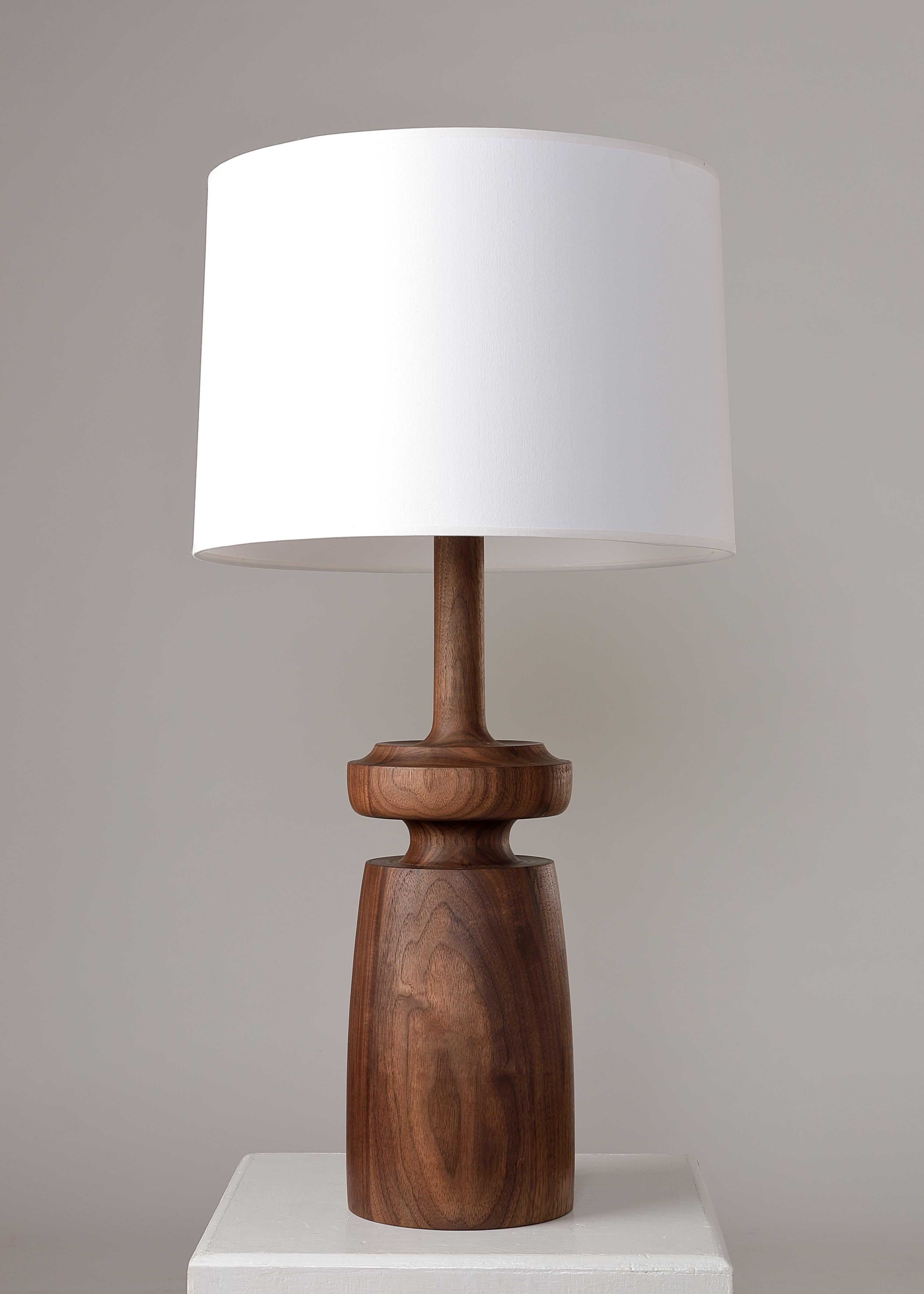 Lathe Tischlampe aus gedrechseltem Nussbaumholz in Form TWLF von Michael Rozell, USA 2023 (amerikanisch) im Angebot