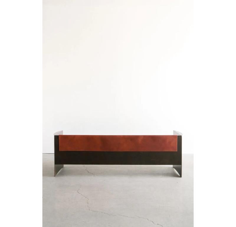 Ce banc est fabriqué sur mesure à Los Angeles. Le cuir est coupé à la bonne taille et collé à l'acier. L'acier industriel est découpé sur mesure, patiné et soudé.
ACIER INDUSTRIEL + CUIR PATINÉ + FINITION EN POLYÉTHYLÈNE
PERSONNALISER CETTE