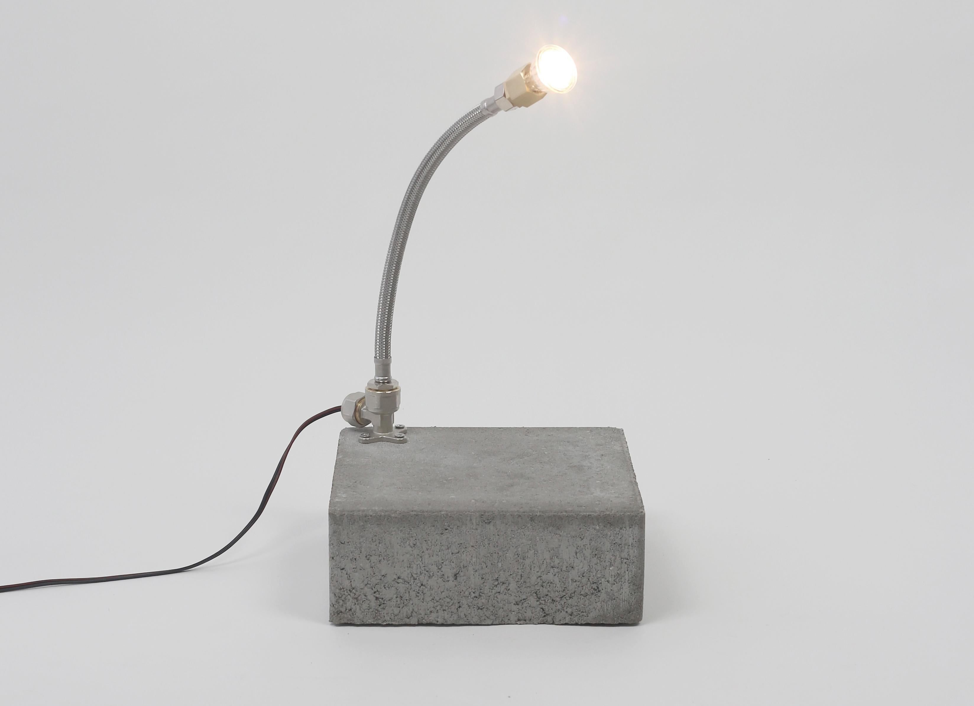 Latiguillo - Zeitgenössische brutalistische Tischleuchte von Bijeen, Podium Serie

Latiguillo ist eine auffällige, zeitgenössische brutalistische Tischleuchte, entworfen von Bijeen und Teil der limitierten Podium-Serie (2020-2021). Diese skulpturale