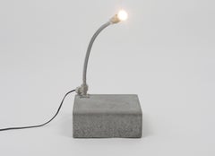 Latiguillo - Lampe de table contemporaine brutaliste par Bijeen, Série Podium