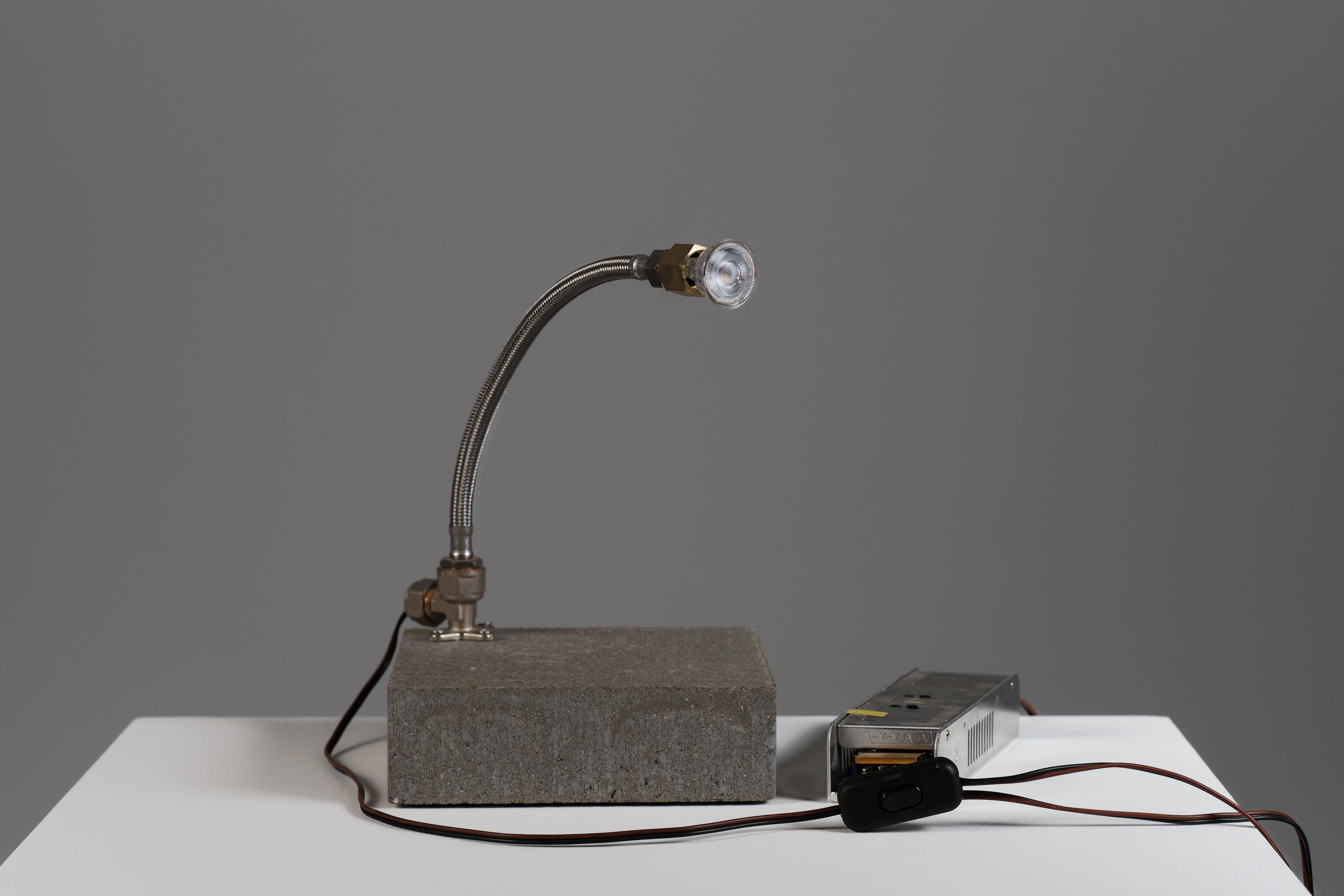 Latiguillo - Zeitgenössische brutalistische Tischleuchte von Bijeen, Podium Serie im Angebot 1