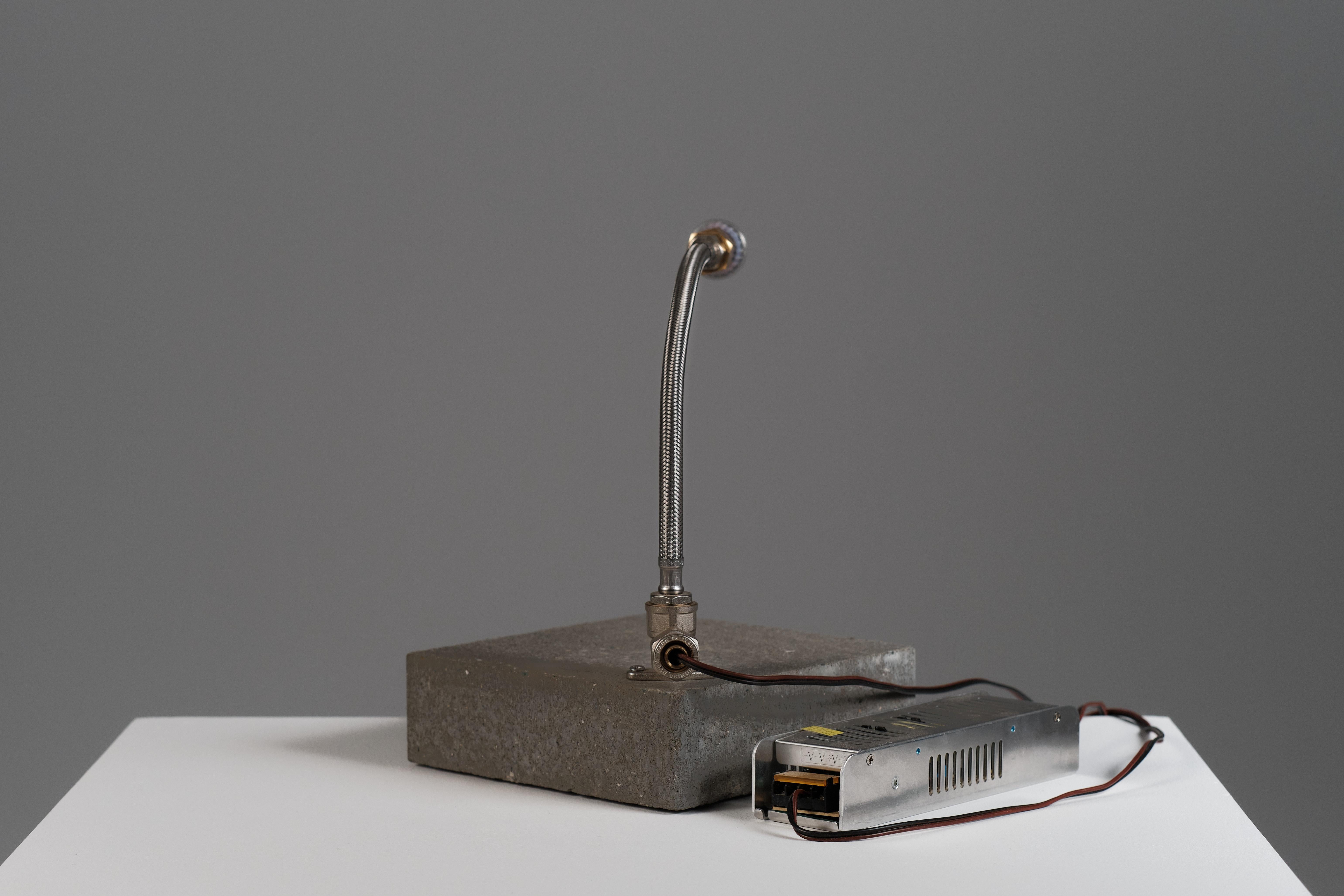 Latiguillo - Zeitgenössische brutalistische Tischleuchte von Bijeen, Podium Serie im Angebot 2