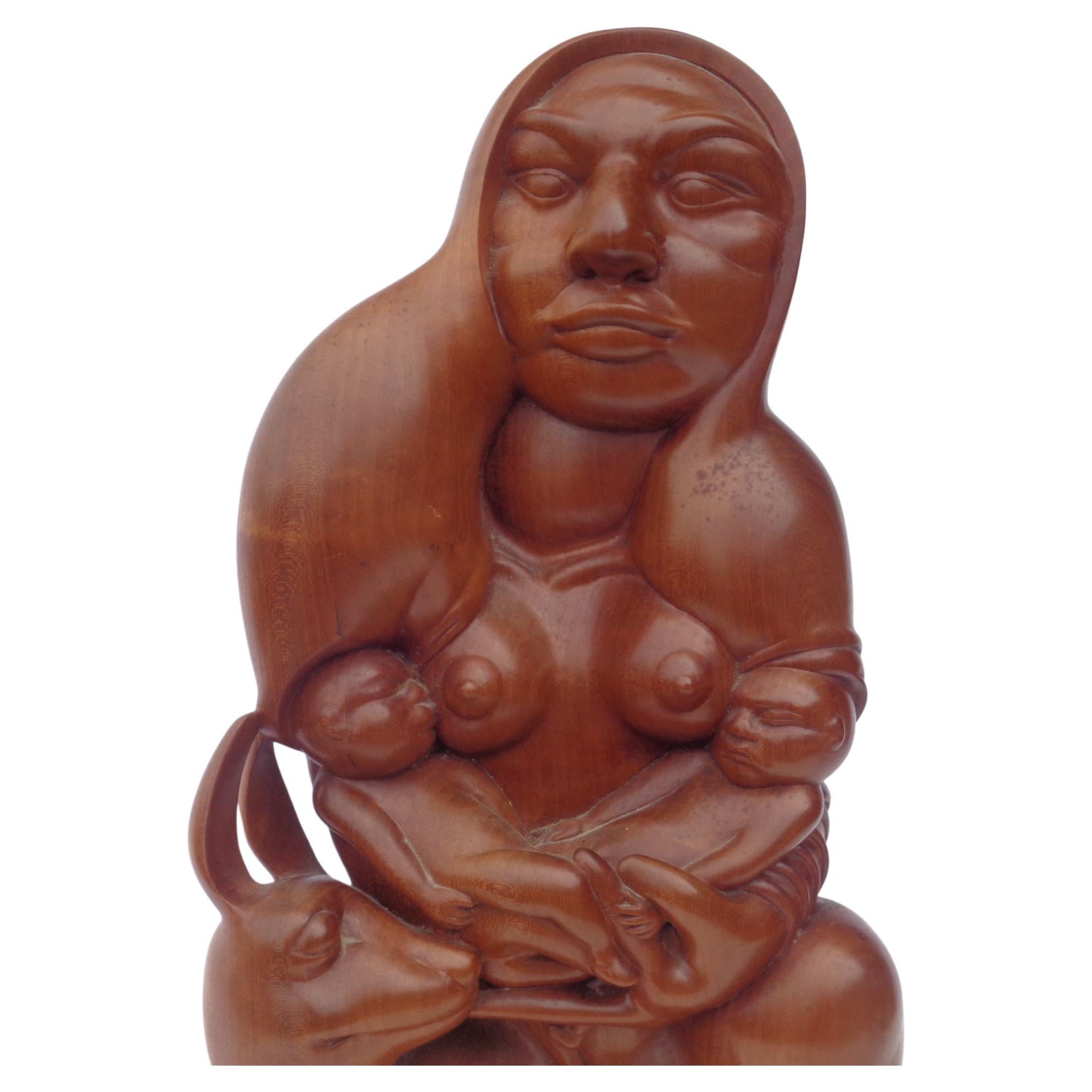Außergewöhnlich feine handgeschnitzte Skulptur aus exotischem Hartholz. Eine Frau mit Lama oder Vikunja an ihrer Seite, die ihre beiden Kinder stillt, während sie sie in ihren Armen wiegt. Kühne, kraftvolle Bildsprache. Nach dem Vorbild von Diego