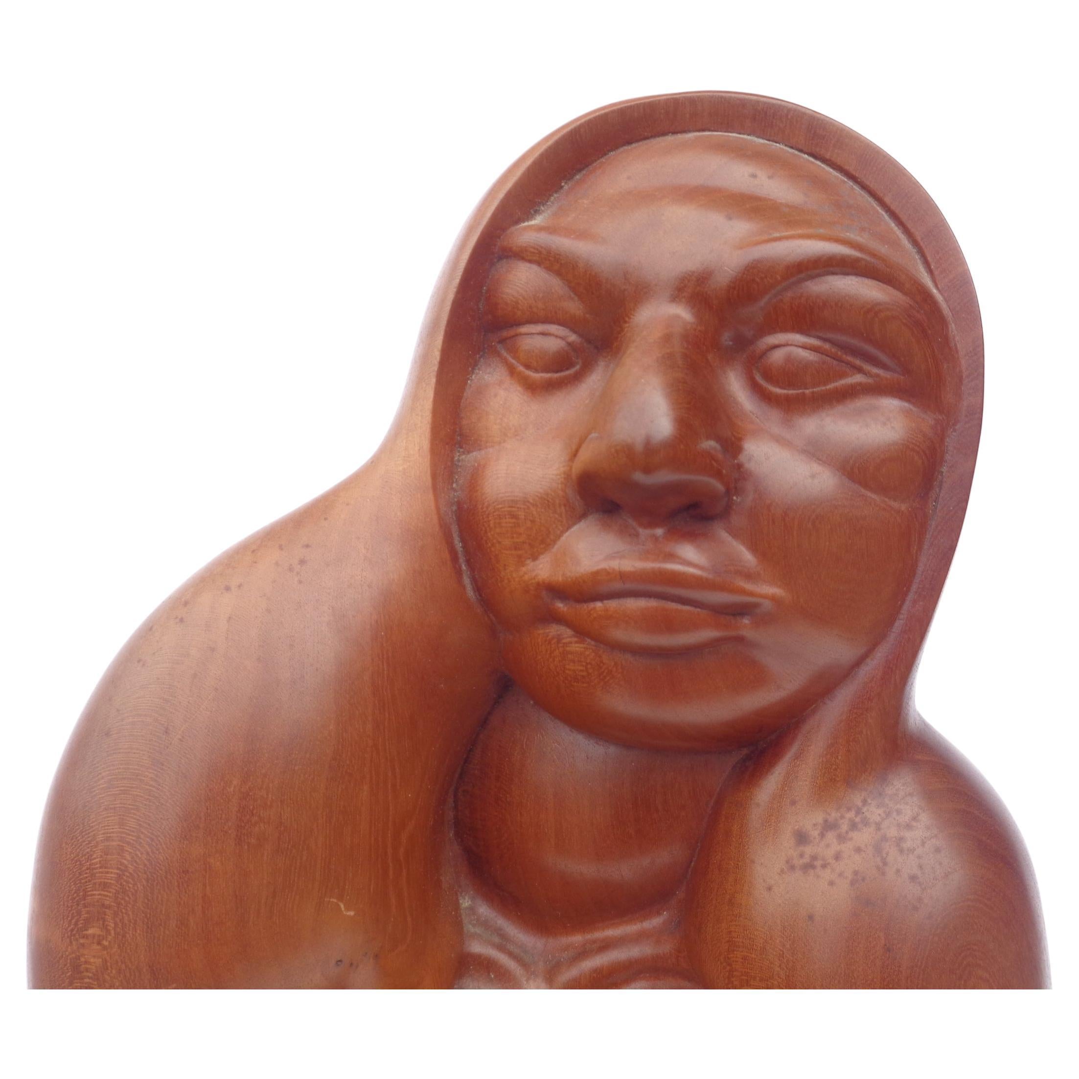 Sculpté à la main Sculpture latino-américaine en bois dur sculpté dans le style de Diego Rivera, années 1940 en vente