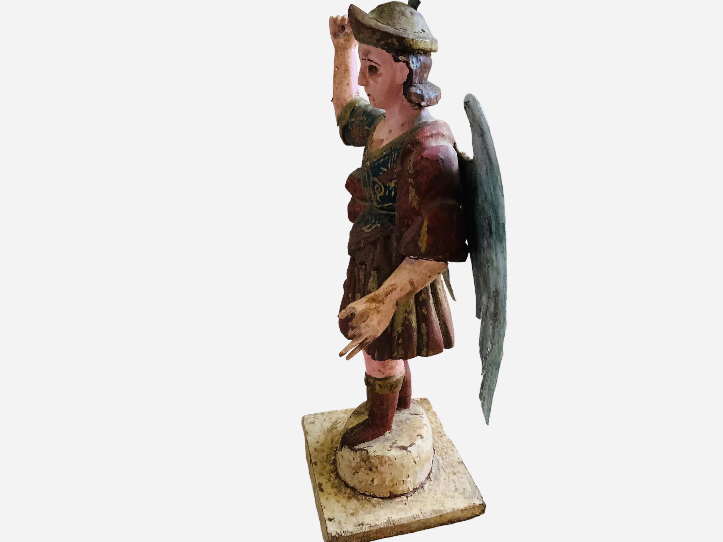 Escultura latinoamericana Santos de Palos San Miguel tallada en madera en venta 3