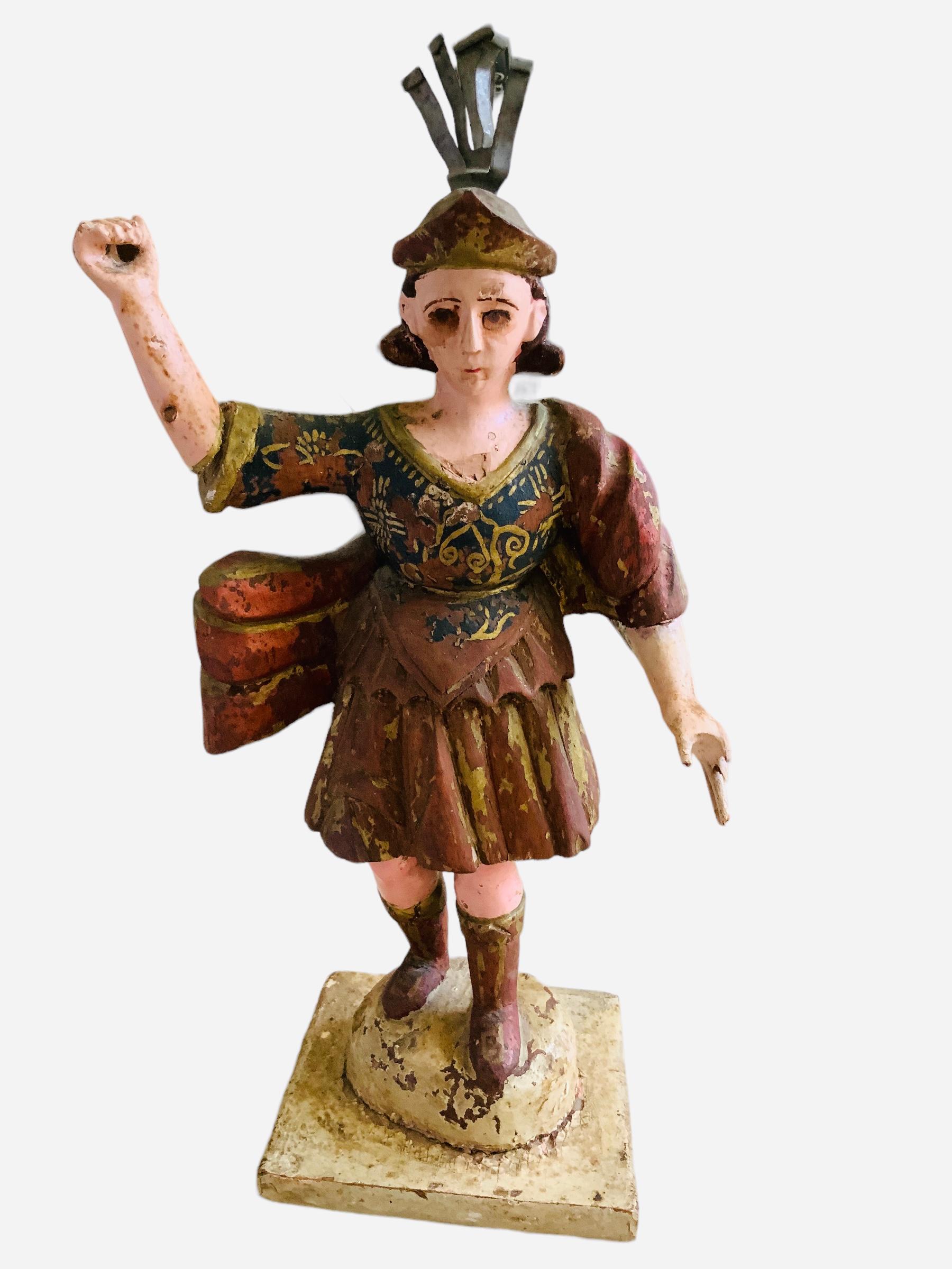 Escultura latinoamericana Santos de Palos San Miguel tallada en madera en venta 6